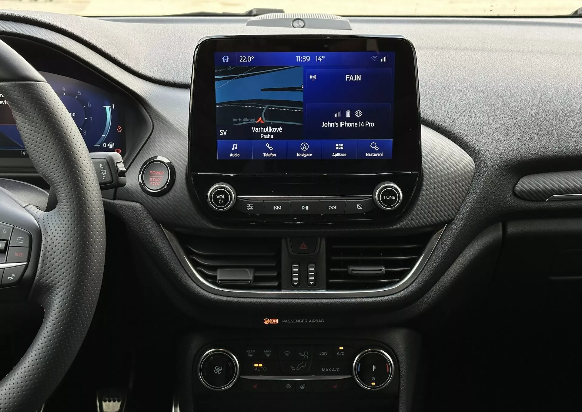 Interiér Ford Fiesta 2022 z pohledu řidiče se zaměřením na systém infotainment a prvky středové konzole včetně dotykového displeje, připojení Bluetooth a klimatizace s dvojzónovou regulací