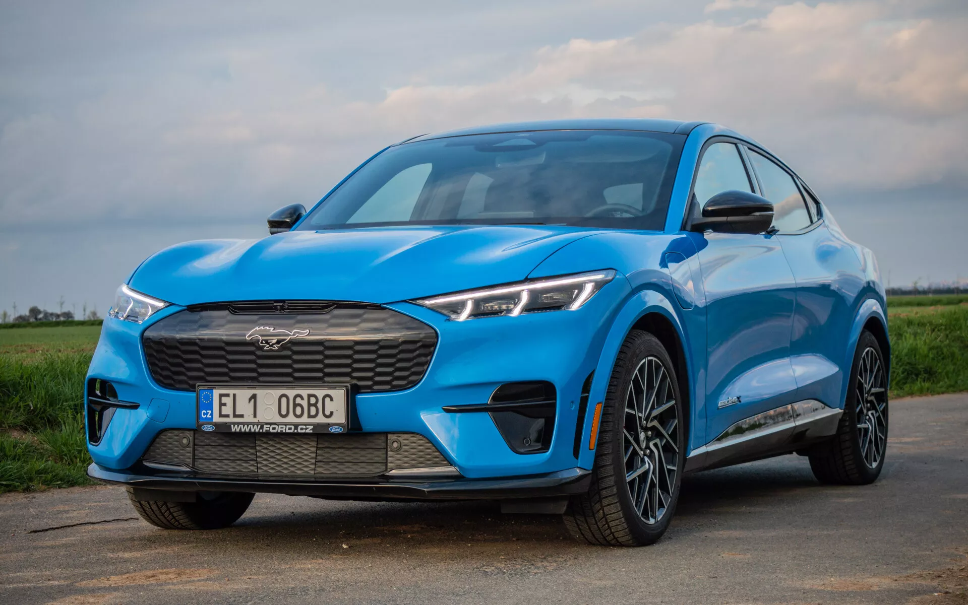 Elektrické SUV Ford Mustang Mach-E 2020 v dynamické pozici, které předvádí svůj elegantní design a inovativní funkce