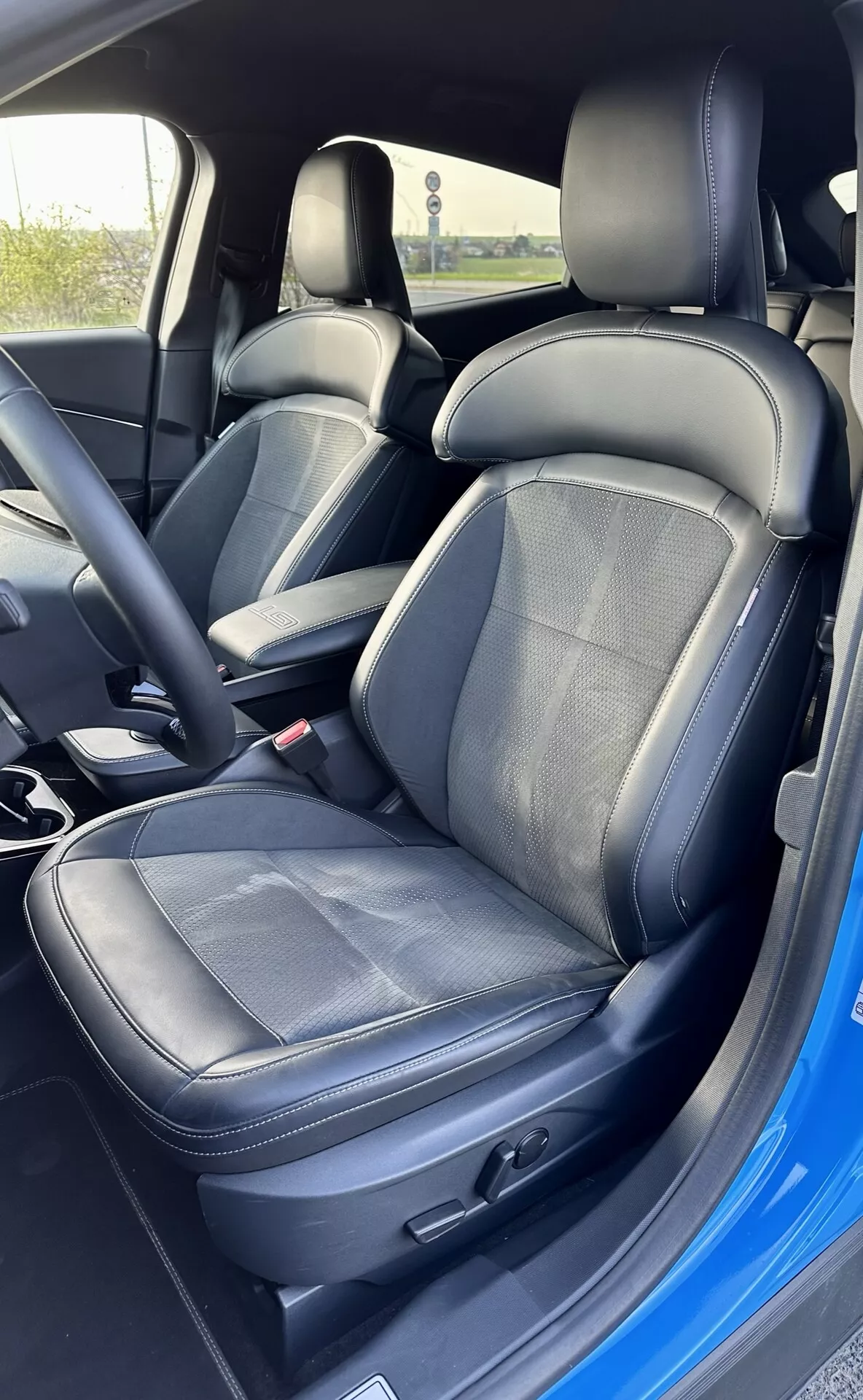Interiér Ford Mustang Mach-E 2020 se sedadlem řidiče s potahem z kůže a látky, elektronickým nastavením sedadla a bezpečnostním pásem