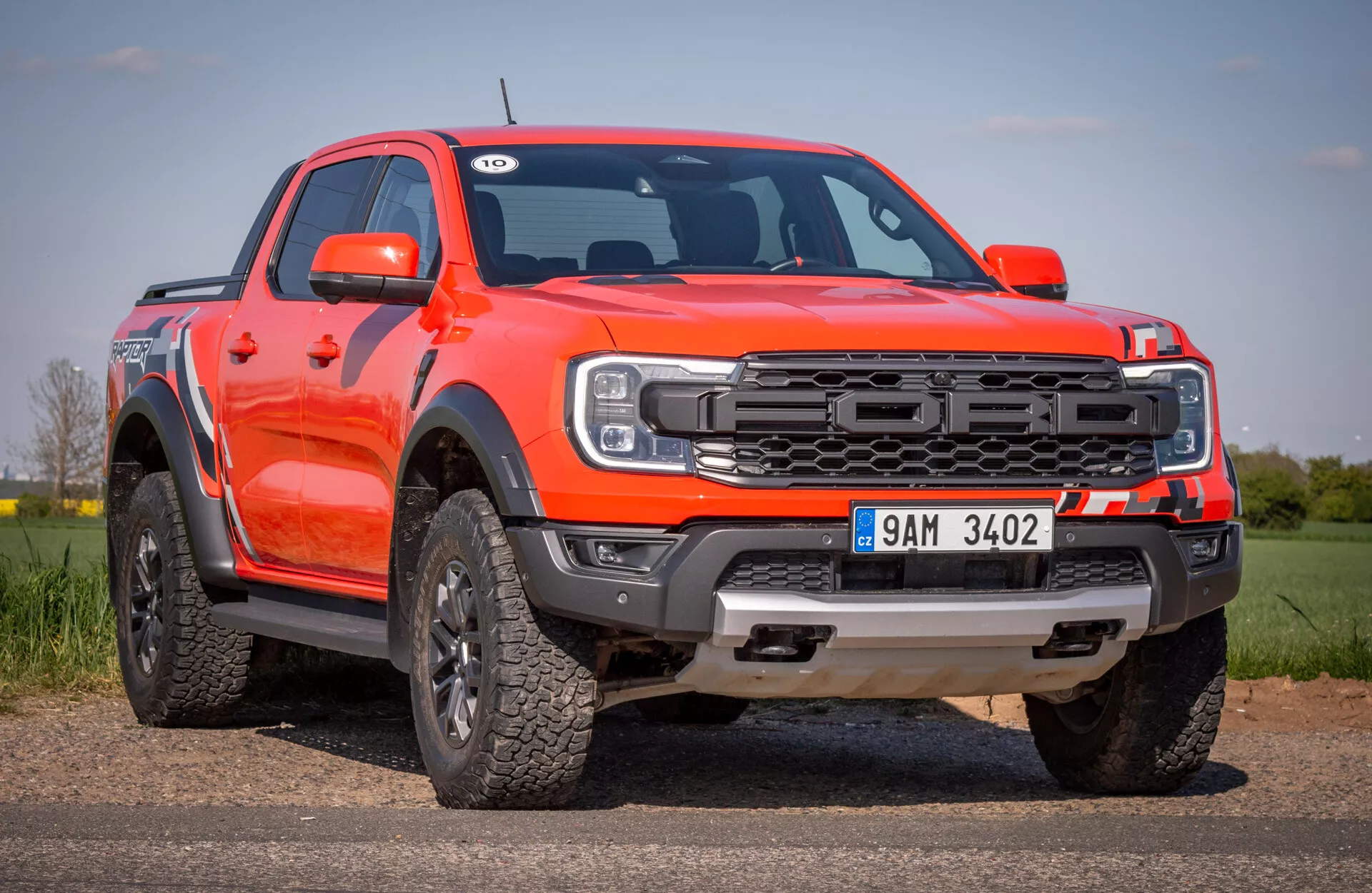 Moderní pickup Ford Ranger 2022 ukazující přední mřížku a boční profil s off-road schopnostmi a technologickými funkcemi