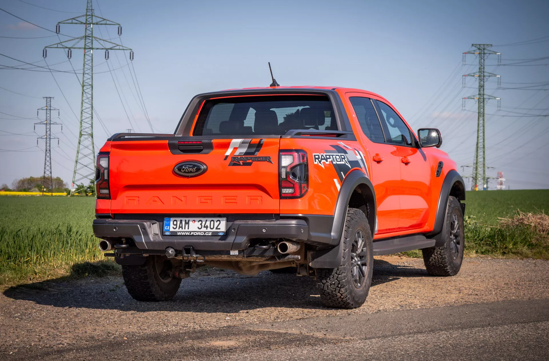 Pickup střední velikosti Ford Ranger 2022 na dálnici s ukázkou elegantního designu a pokročilých funkcí