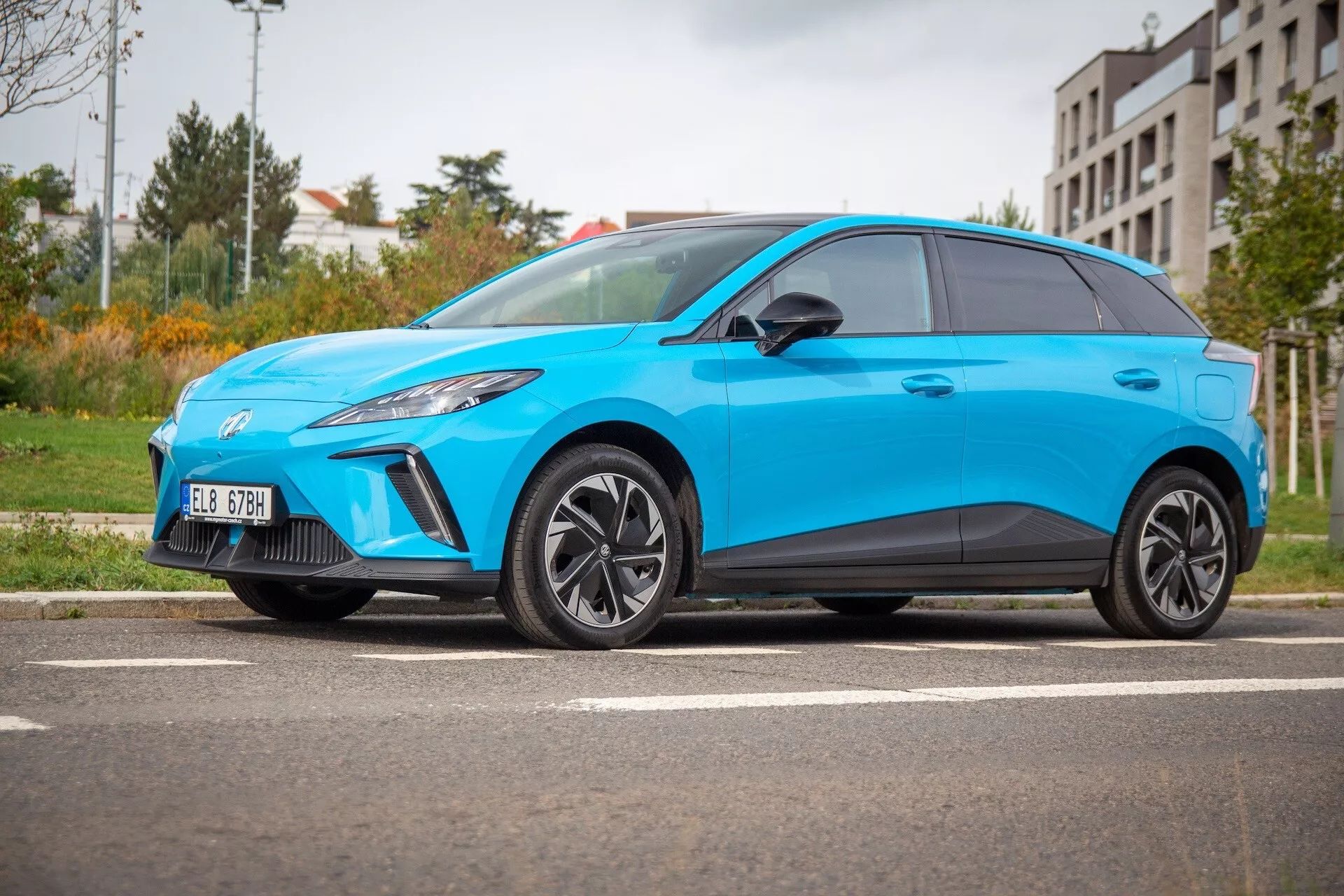 Elektrický hatchback MG MG4 2022 v jasně modré barvě, prezentující sportovní postoj, aerodynamický profil a LED přední levé světlomet z nízkého bočního úhlu