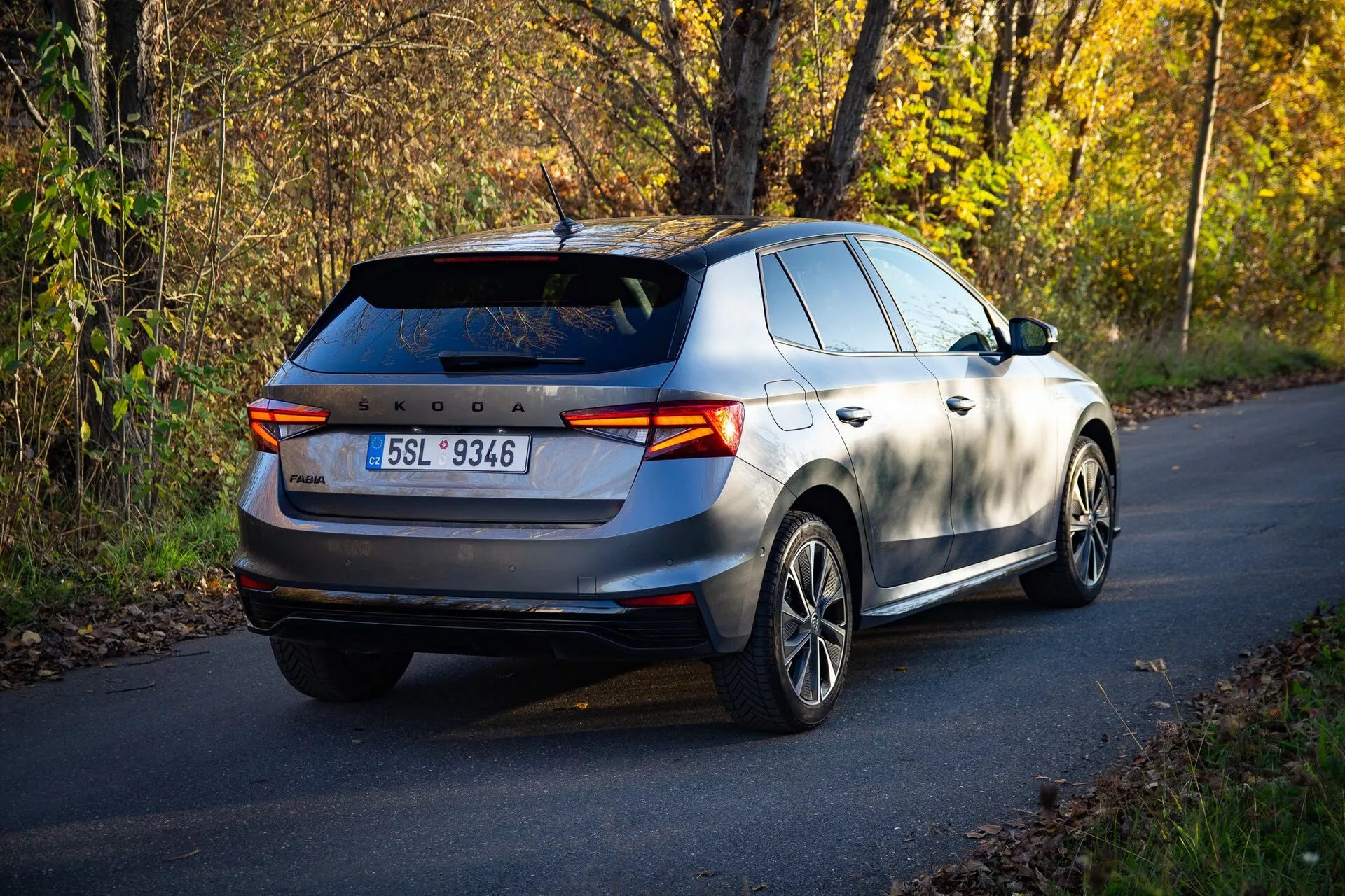 Škoda Fabia 2021 nabízí elegantní a moderní design s aerodynamickými liniemi, prostorným interiérem, pokročilým infotainmentovým systémem a úsporným motorem, což poskytuje dynamický jízdní zážitek.