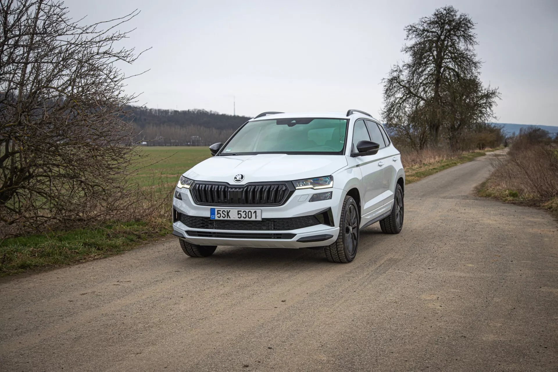 SUV Skoda Karoq 2021 v dynamickém venkovním prostředí, které zdůrazňuje elegantní design a pokročilé funkce