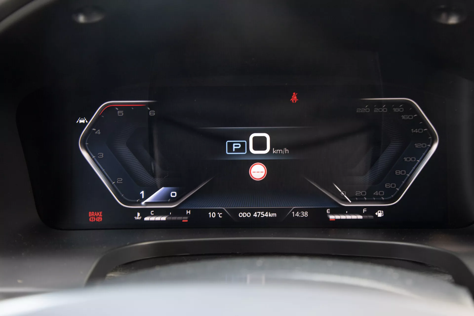 Detailní zobrazení digitálního palubního přístroje pickupu SsangYong Musso Grande 2022 s rychloměrem na 0 km/h, indikátorem zařazení parkovacího stupně a pokročilými technologickými funkcemi