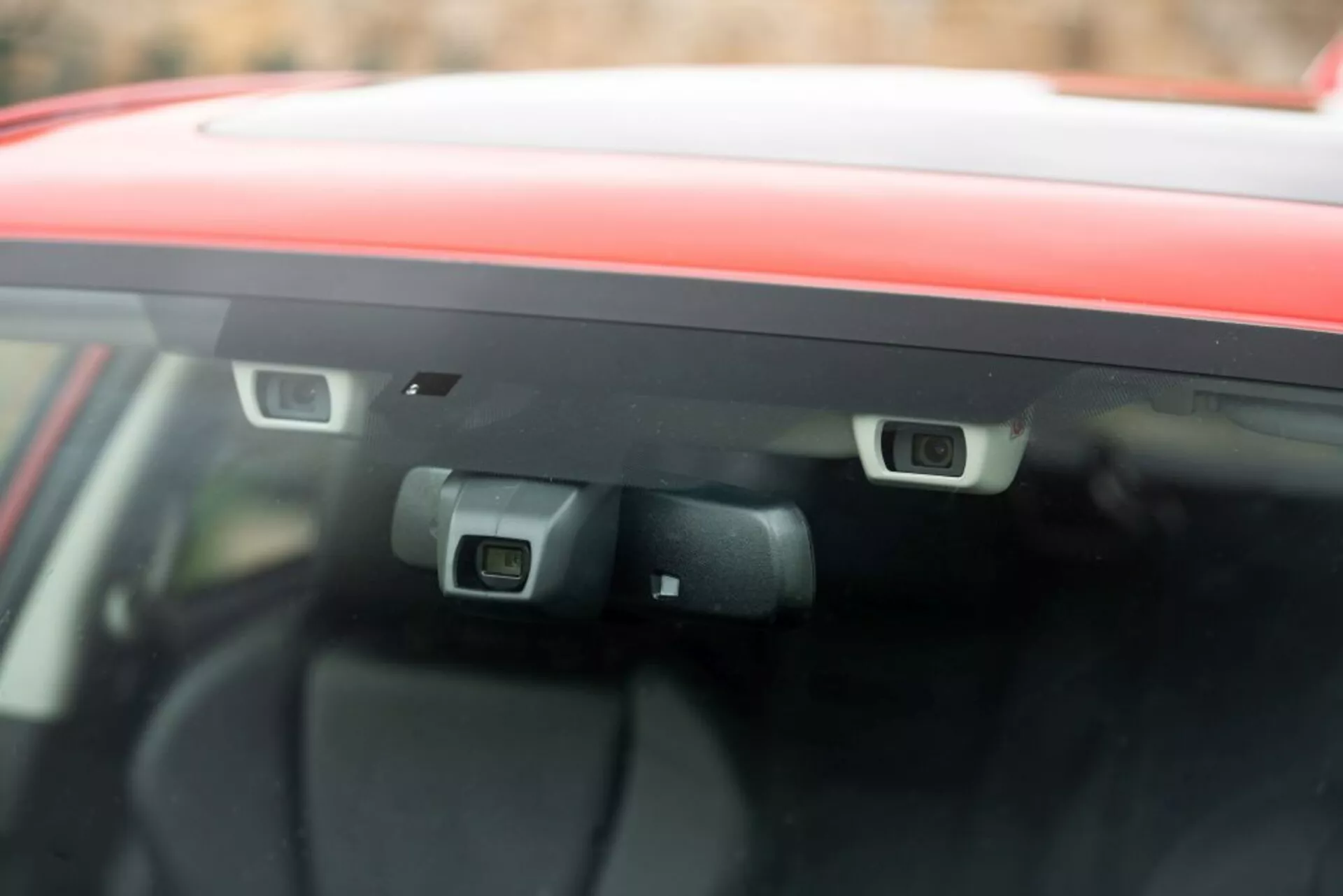 Detailní záběr na zadní kamery ADAS namontované na čelním skle Subaru Impreza 2018, zdůrazňující pokročilou bezpečnostní technologii