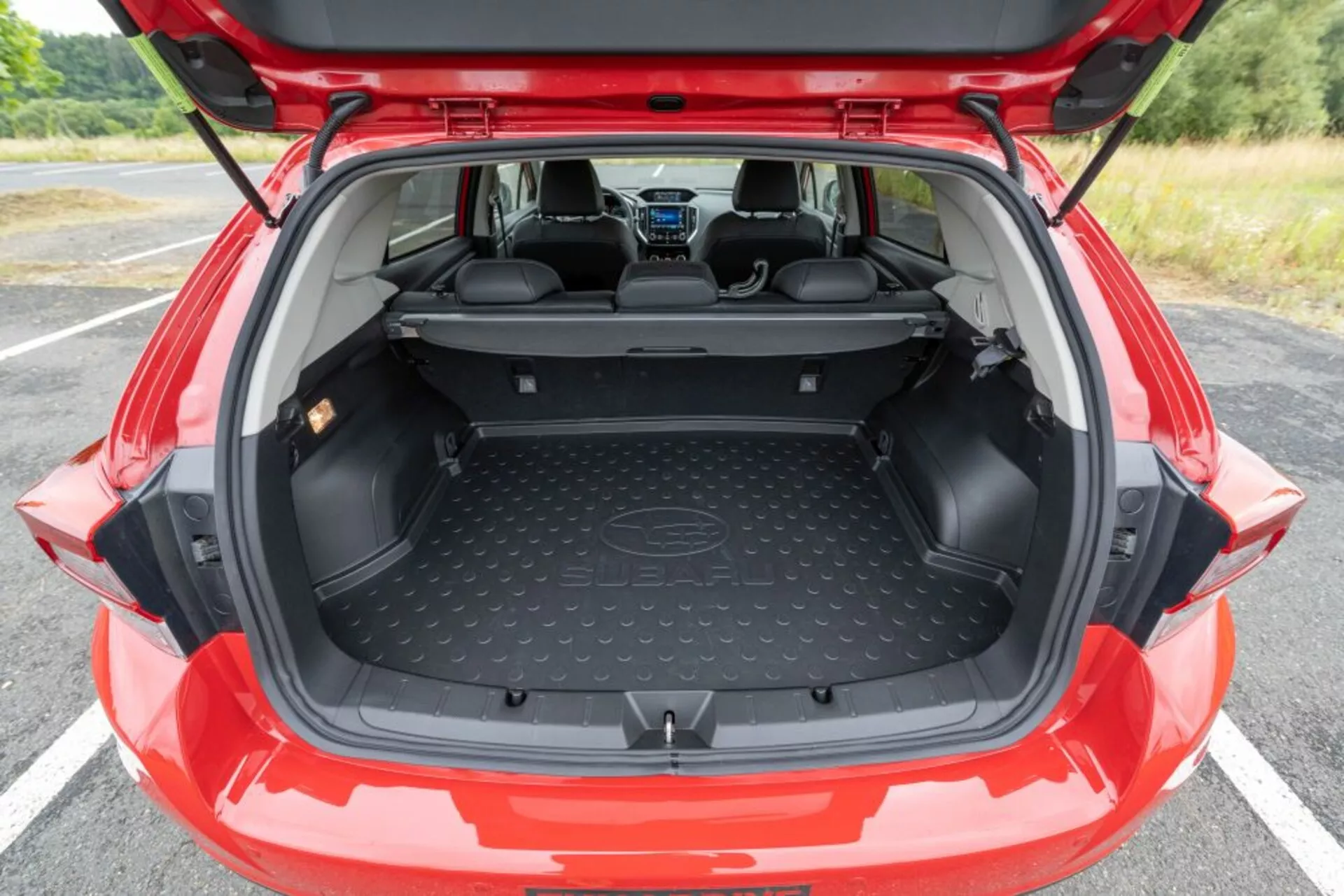 Subaru Impreza 2018 parkovaný venku, předvádějící svůj elegantní stříbrný exteriér, moderní design a pokročilé bezpečnostní funkce