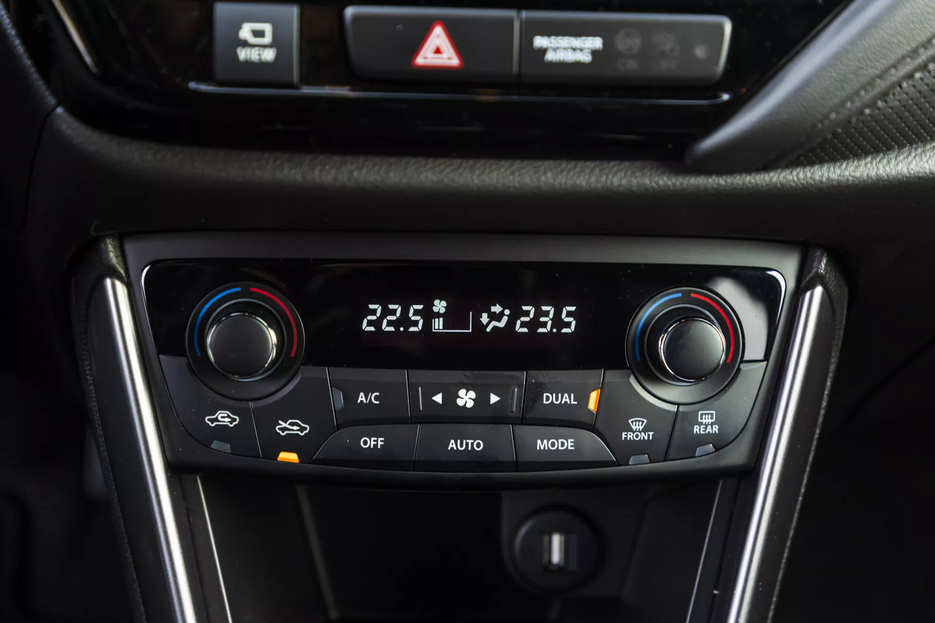 Detailní pohled na systém klimatizace se dvěma zónami Suzuki S-Cross 2022 zobrazující nastavení teploty, výběr režimů a možnosti odmrazování