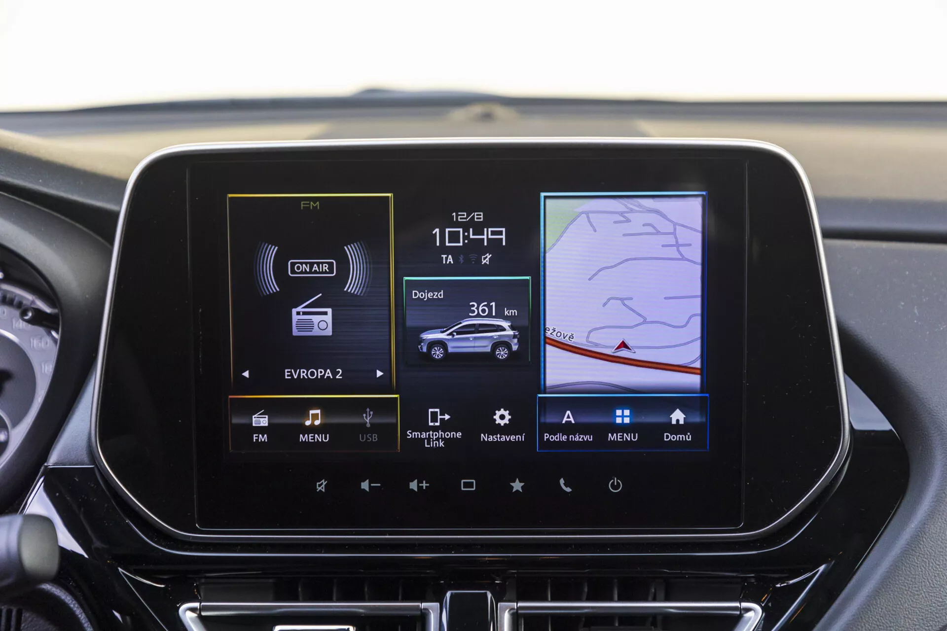 Centrální palubní deska Suzuki S-Cross 2022 zobrazující displej informačně-zábavního systému s rádiem, klimatizací a funkcemi GPS navigace