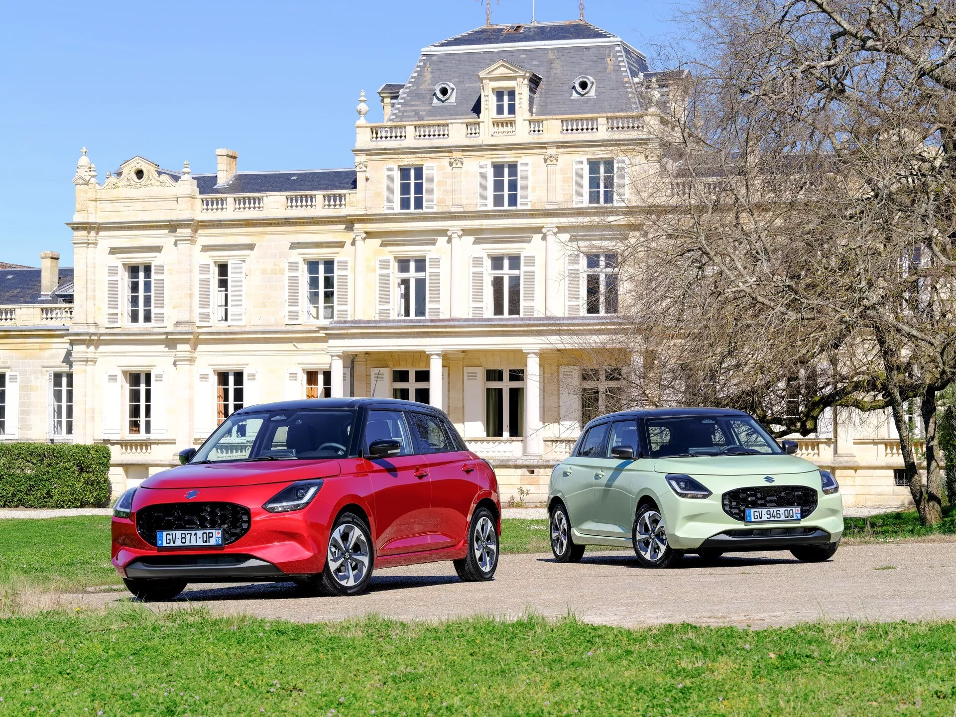 Suzuki Swift 7. generace model 2024 ve výrazné červené barvě, předvádějící elegantní design a pokročilé technologické funkce