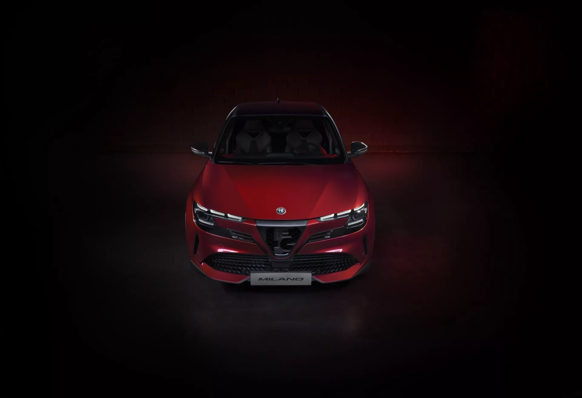 Alfa Romeo Junior 2024 z vysokého předního úhlu zobrazující mřížku, LED světlomety a aerodynamický design kapoty