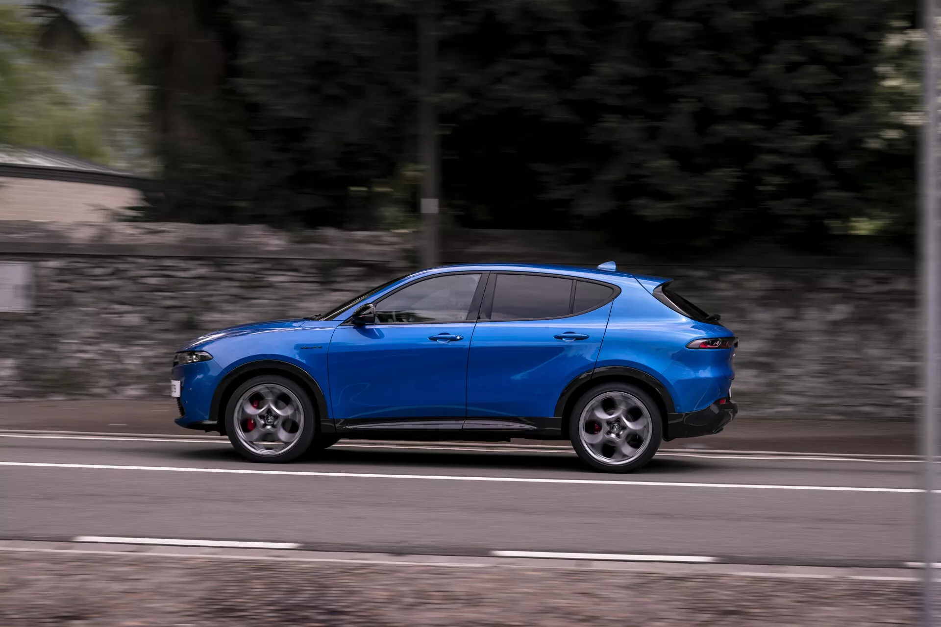 Alfa Romeo Tonale model 2022 965 předvádějící elegantní design a pokročilé funkce