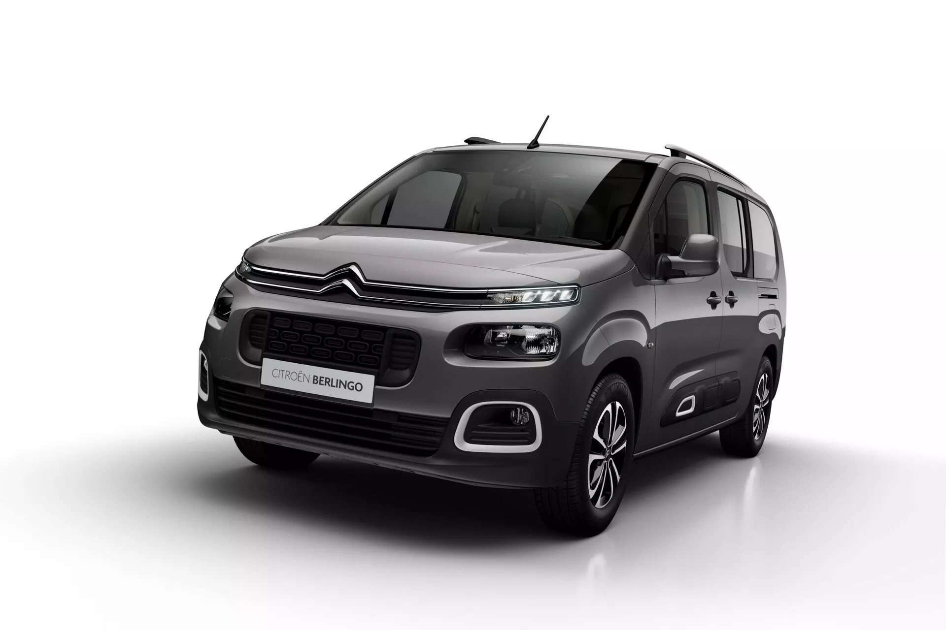 Studiový snímek Citroënu Berlingo 2021 ukazující přední a boční profil s výraznou mřížkou, LED světlomety, mlhovými světly, elegantním nárazníkem, slitinovými koly a kovovým tělem zdůrazňujícím designové a technologické prvky