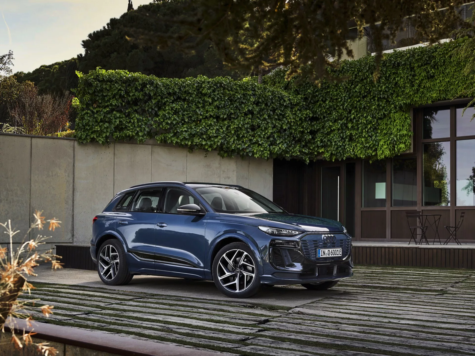 Audi Q6 e-tron 2024 GF elektrické SUV s elegantním designem, pokročilou technologií a luxusním komfortem na malebné silnici
