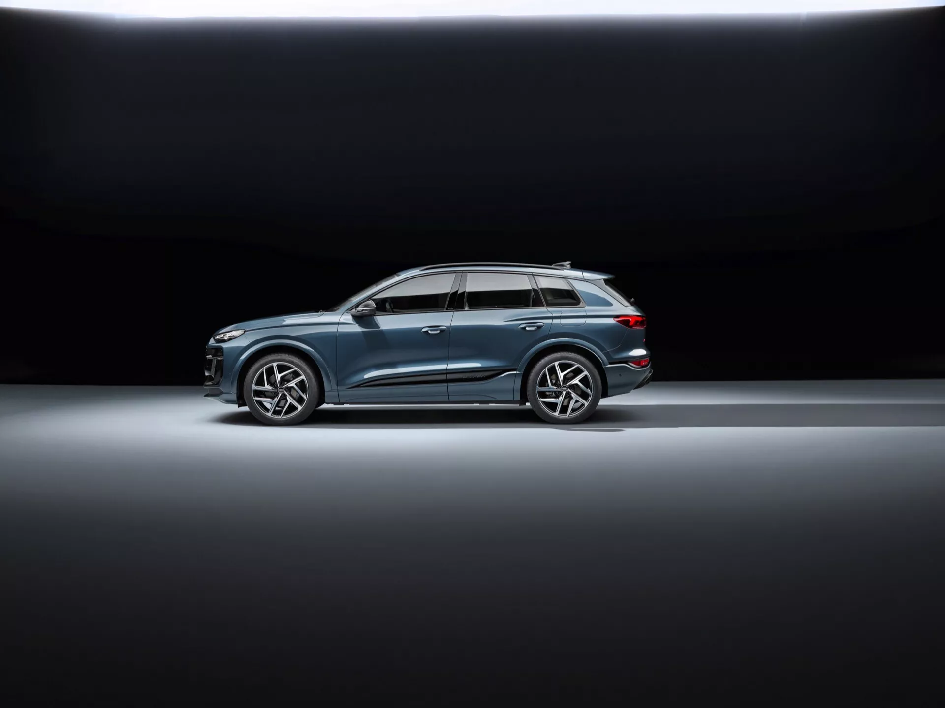 Audi Q6 e-tron 2024 - S elegantním designem, pokročilou elektrickou technologií, inovativním interiérem a vysokým výkonem.