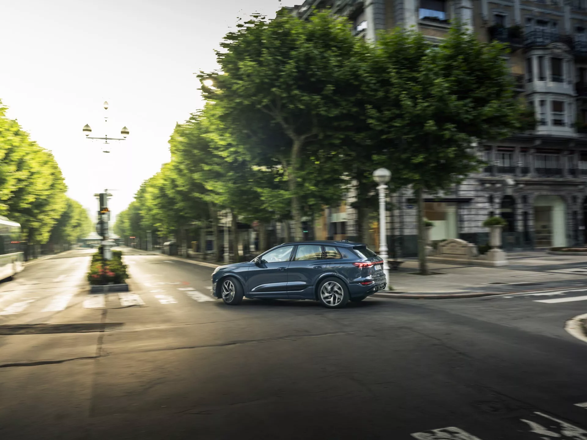 Audi Q6 e-tron 2024 luxusní elektrické SUV, které předvádí elegantní aerodynamický design, nejmodernější technologie, prémiový interiér a pokročilé bezpečnostní prvky, vyfotografováno v moderním městském prostředí.