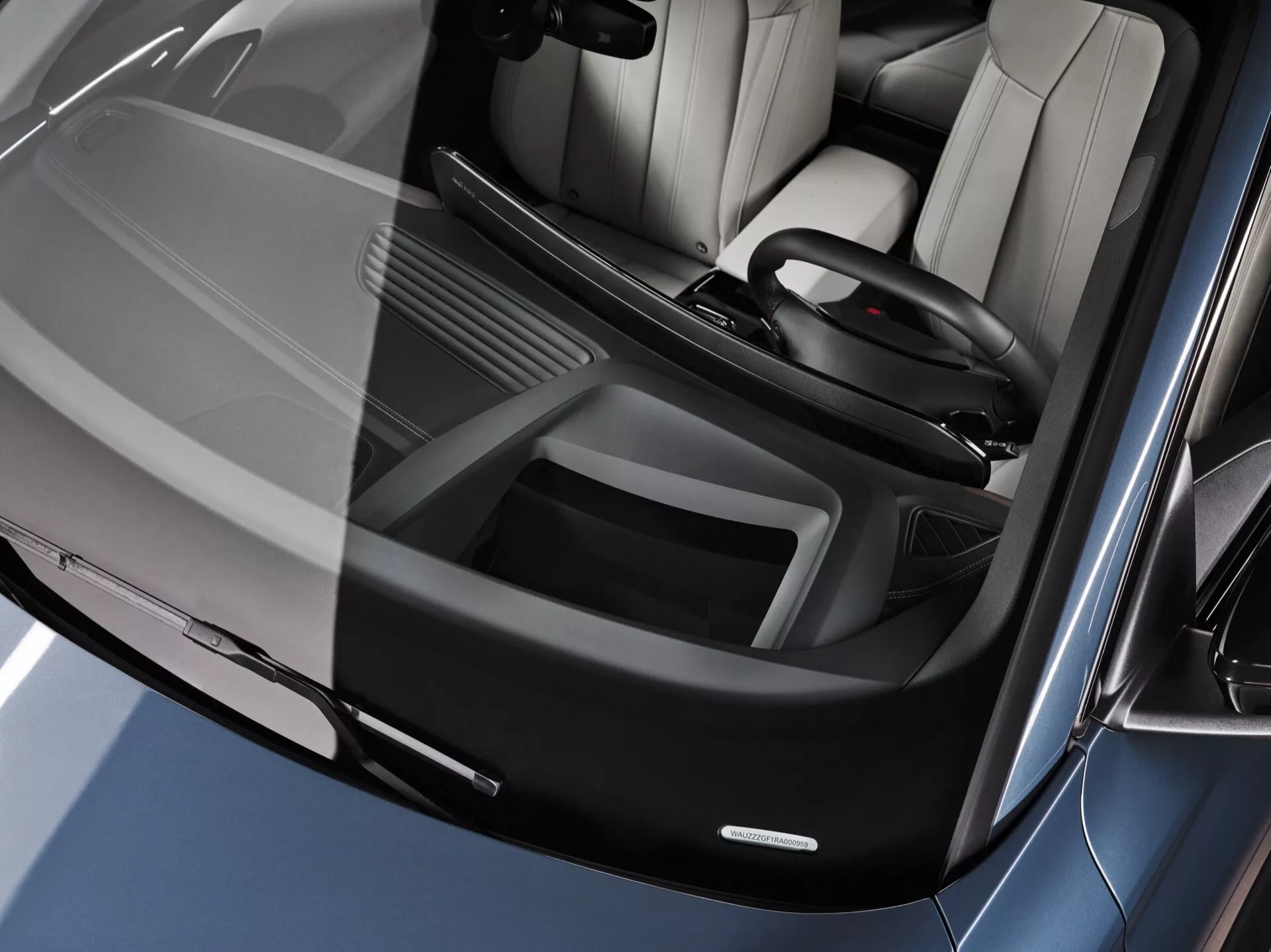 Boční pohled na elegantní a futuristický Audi Q6 e-tron 2024, který ukazuje jeho elegantní designové linie, aerodynamický profil a špičkovou elektrickou technologii.