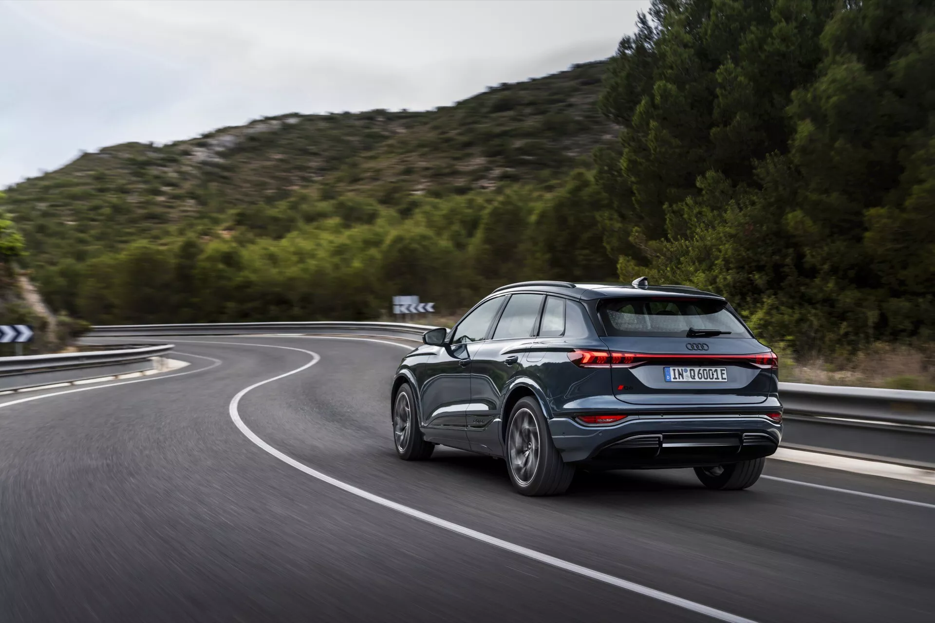 Audi Q6 e-tron 2024 je špičkové, plně elektrické SUV, které se může pochlubit pokročilými technologickými funkcemi, elegantním designem a prostorným, luxusním interiérem. Tento model představuje budoucnost ekologického řízení s výkonným elektrickým motorem, rychlým nabíjením a rozsáhlým dojezdem. Moderní exteriér se signature LED světly Audi a aerodynamickými liniemi podtrhuje odhodlání vozidla k udržitelnosti a inovacím.