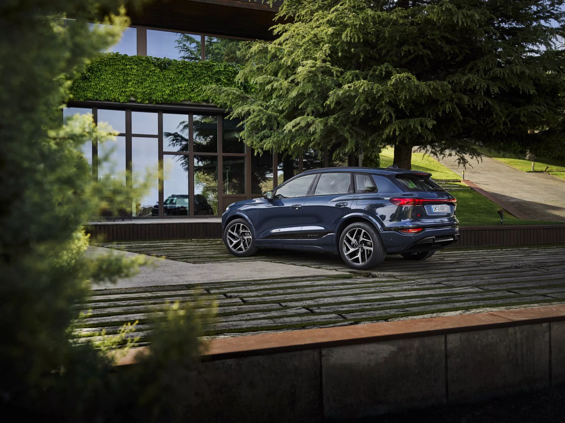 Audi Q6 e-tron 2024 s elegantním designem, pokročilou elektrickou technologií, dynamickou přední maskou, inovativním osvětlením a luxusním interiérem.