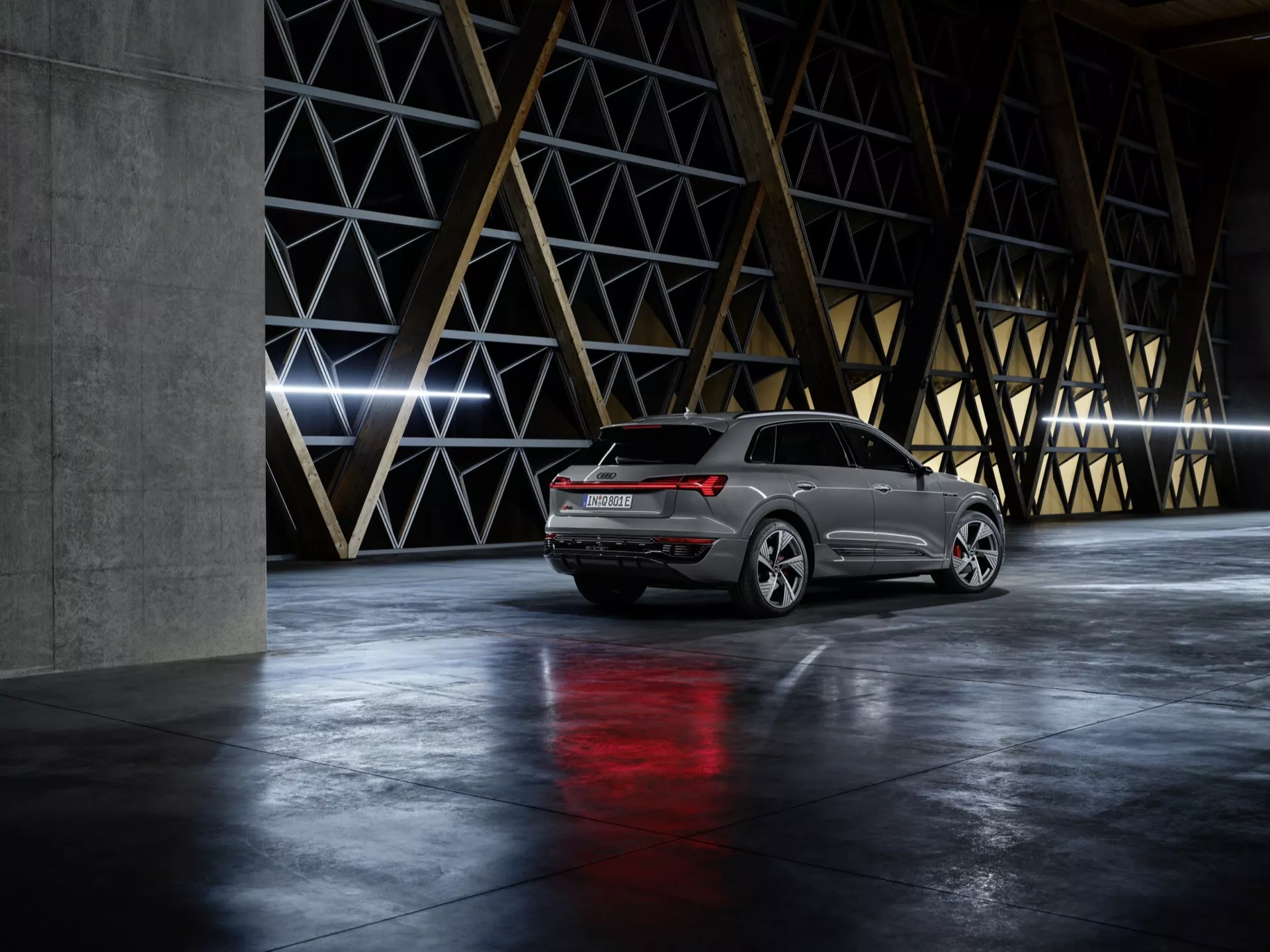 Audi Q8 e-tron 2023 v ledově bílé barvě, předvádějící svůj elegantní exteriér, pokročilé LED světlomety a dynamický siluetu