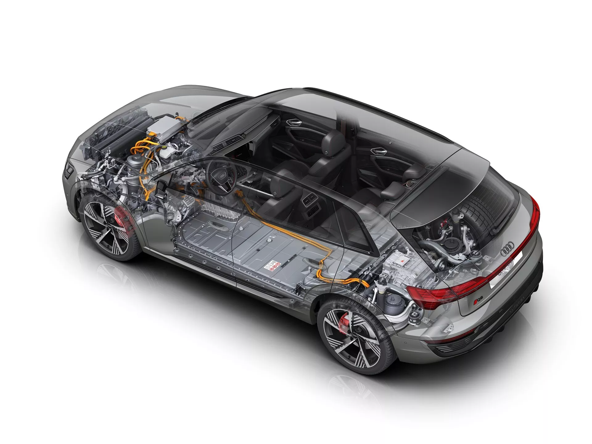 Pohled z výšky na Audi Q8 e-tron 2023 s odhaleným návrhem ukazujícím vnitřní komponenty, jako jsou šasi, bateriový blok, elektromotory a zavěšení vozidla na bílém pozadí
