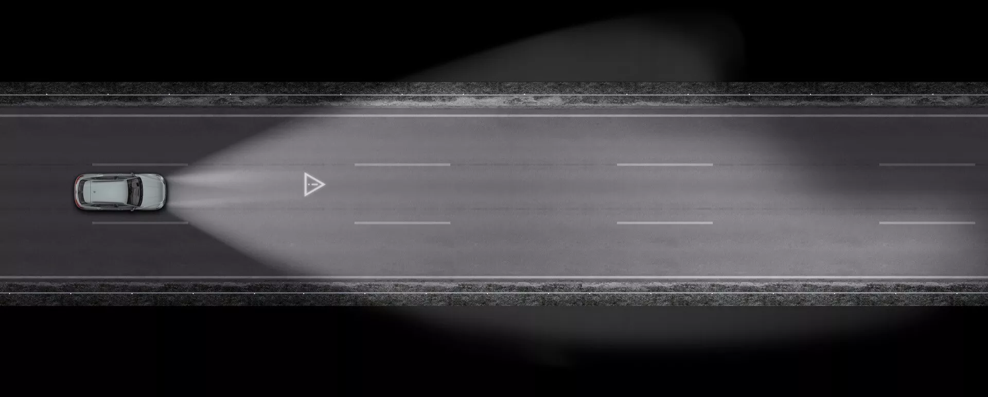 Audi Q8 e-tron 2023 zachycuje pohled z ptačí perspektivy na jízdu po víceproudé dálnici v noci, ukazuje nápadnou technologii světlometů a dynamické efekty rozostření pohybu