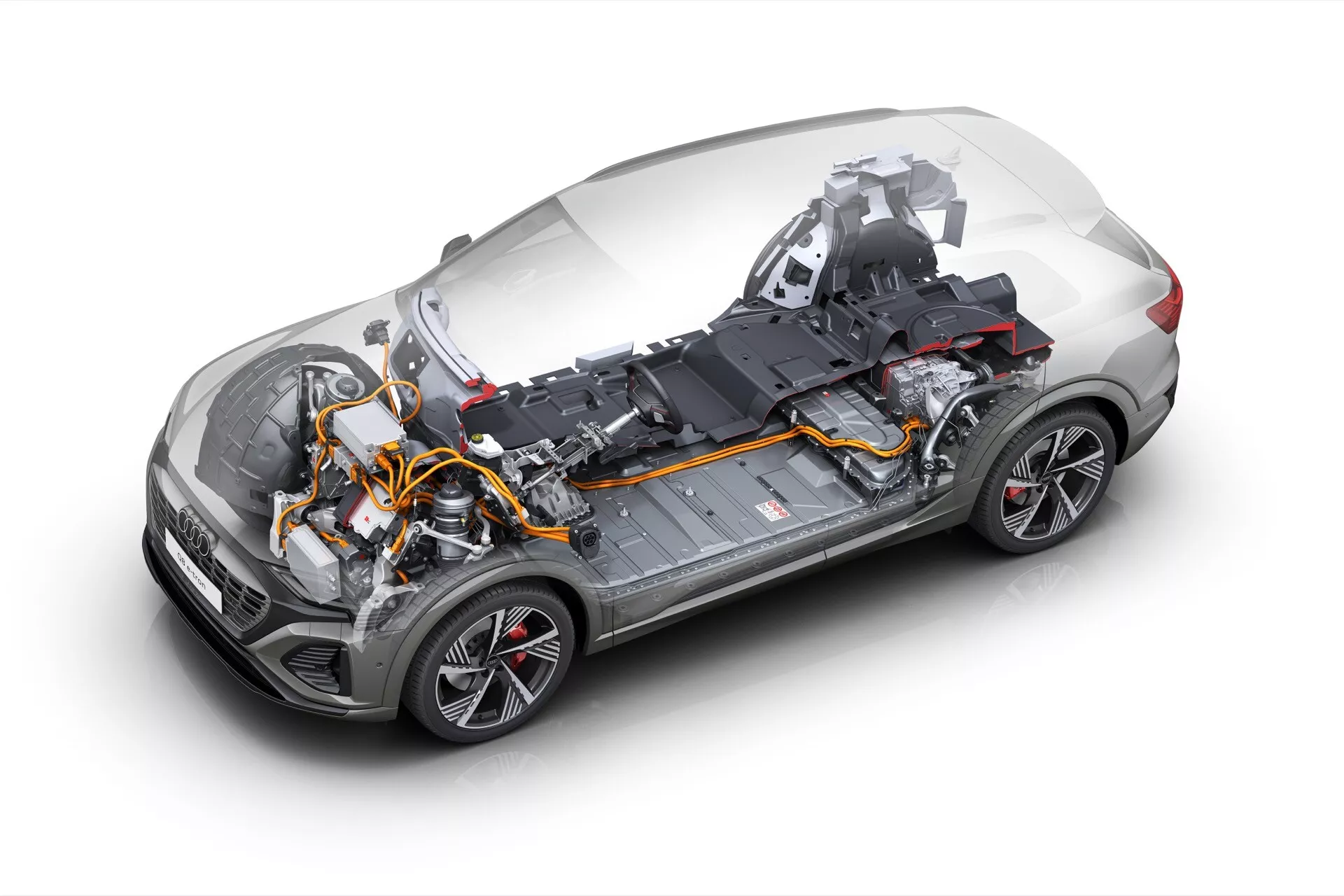 Výřezový pohled na Audi Q8 e-tron 2023 zdůrazňující hybridní a elektrickou pohonnou technologii, s perspektivou tří čtvrtin představující vnitřní a vnější designové prvky vozidla, včetně sportovního ráfku, motoru, vysokonapěťového kabeláže a bateriového bloku