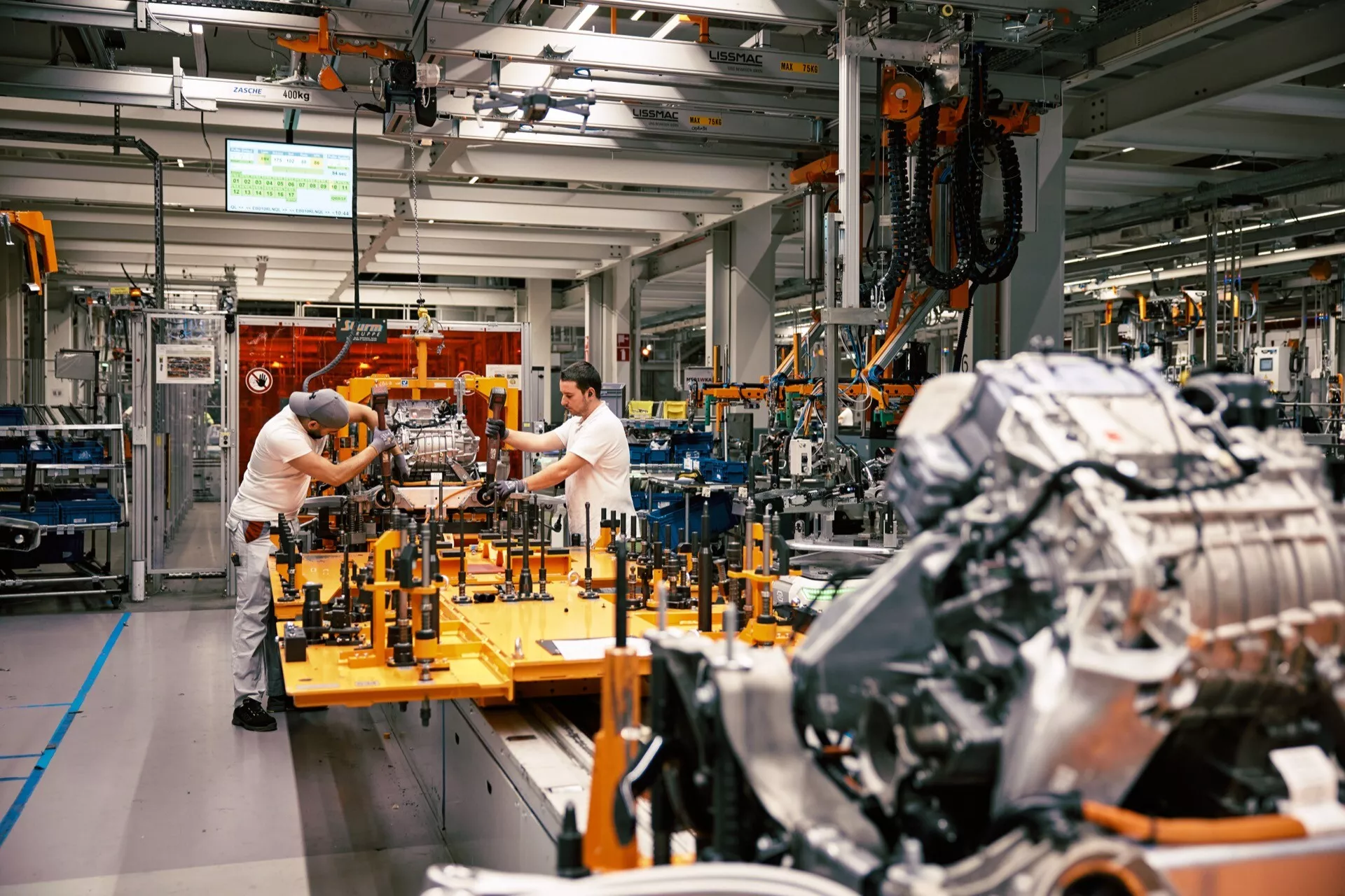 Audi Q8 e-tron 2023 v barvě Glacier White, pohled zepředu předvádějící jeho elegantní design a pokročilé LED světlomety