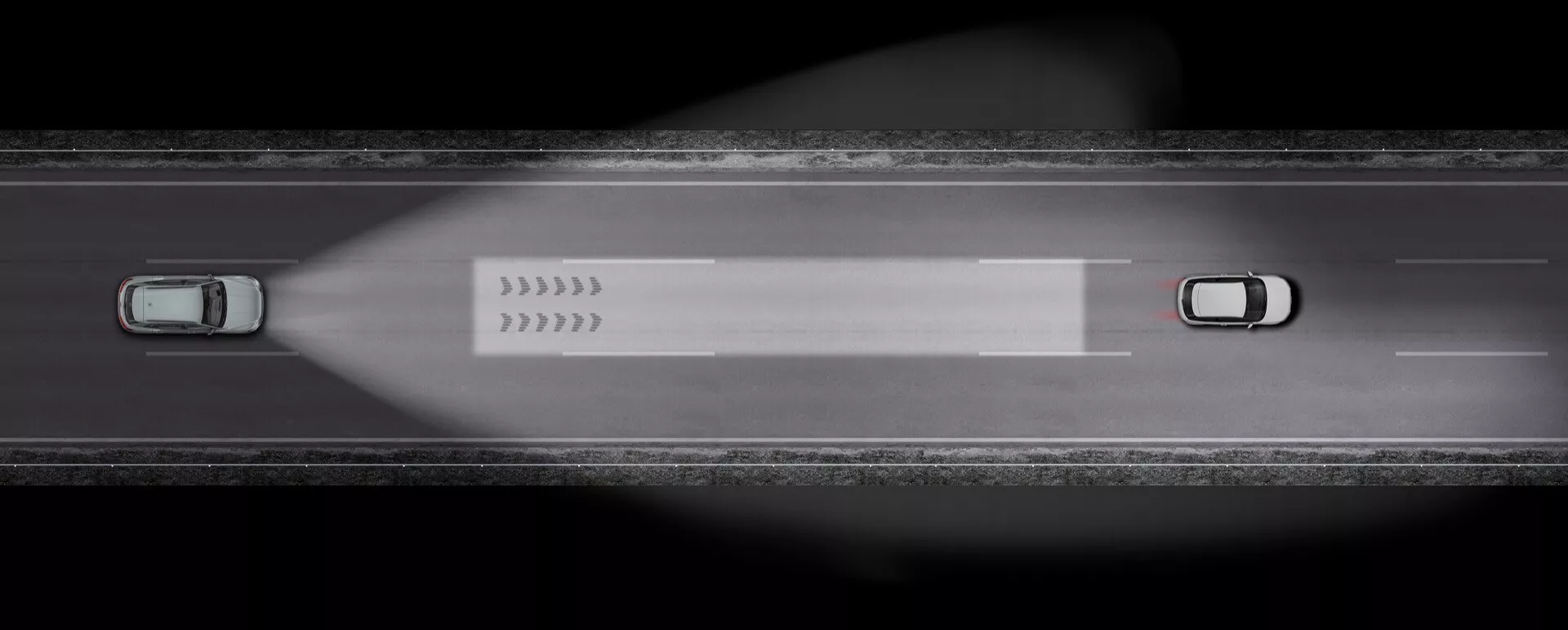 Pohled shora na dvě sedanová auta na silnici s označenými pruhy a technologií udržování pruhu v noci nebo v simulovaném prostředí, zdůrazňující funkce autonomního řízení a systémy bezpečnosti vozidel.