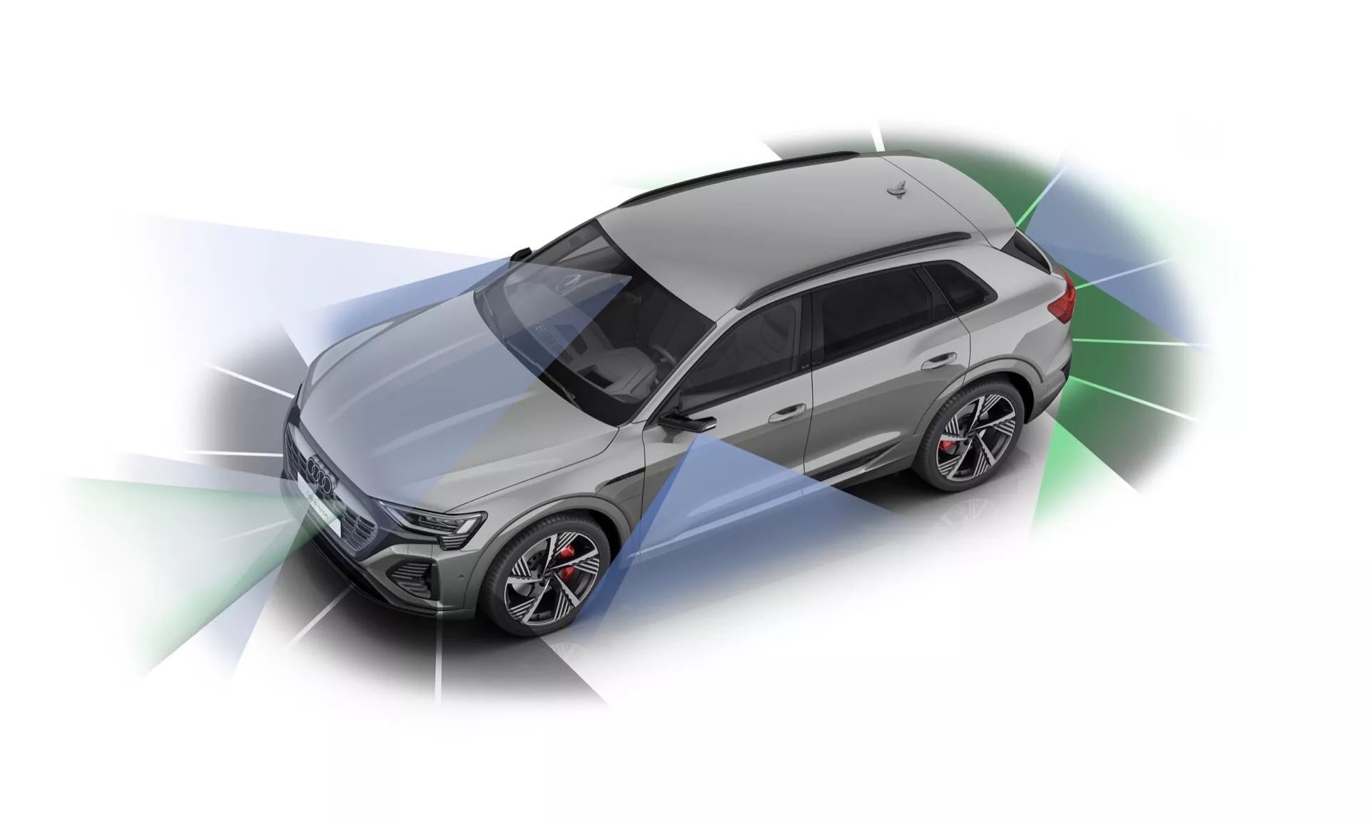 Vysokouhlý pohled na Audi Q8 e-tron 2023 ukazuje sportovně kupéovitý design SUV, panoramatické střešní okno, slitinová kola s více paprsky, LED světla a pokročilé bezpečnostní funkce