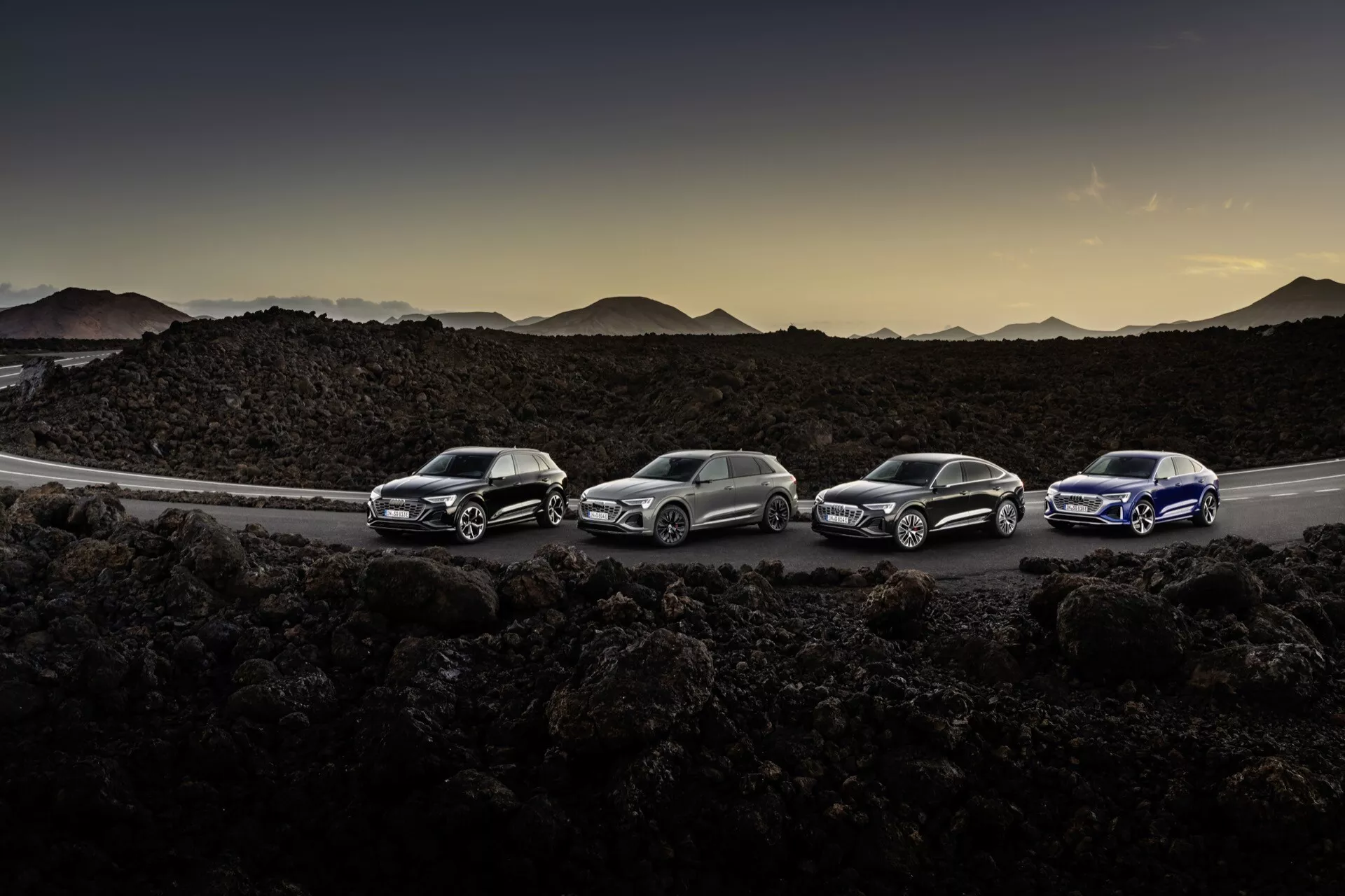 Elektrické SUV Audi Q8 e-tron 2023 v ledově bílé barvě, předvádějící pokročilé technologické funkce a elegantní design