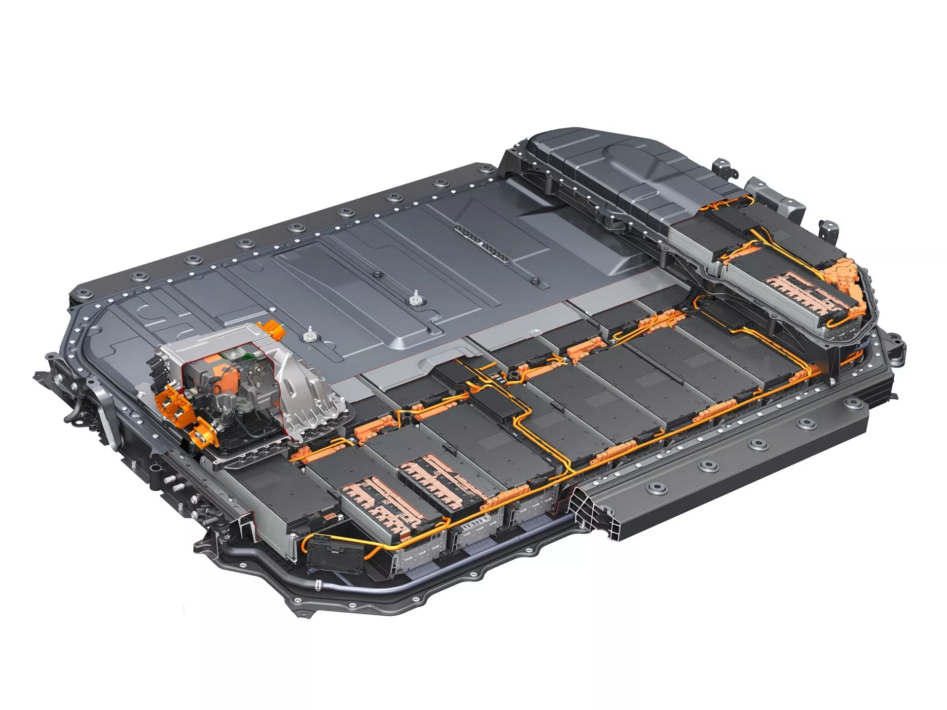 Pohled shora na bateriový balíček elektrického vozidla Audi Q8 e-tron 2023, zobrazující plochý obdélníkový tvar a vnitřní bateriové moduly chráněné pouzdrem s viditelným oranžovým kabelovím vysokého napětí, což zdůrazňuje technologii lithium-iontů a design pro snížení těžiště vozidla.