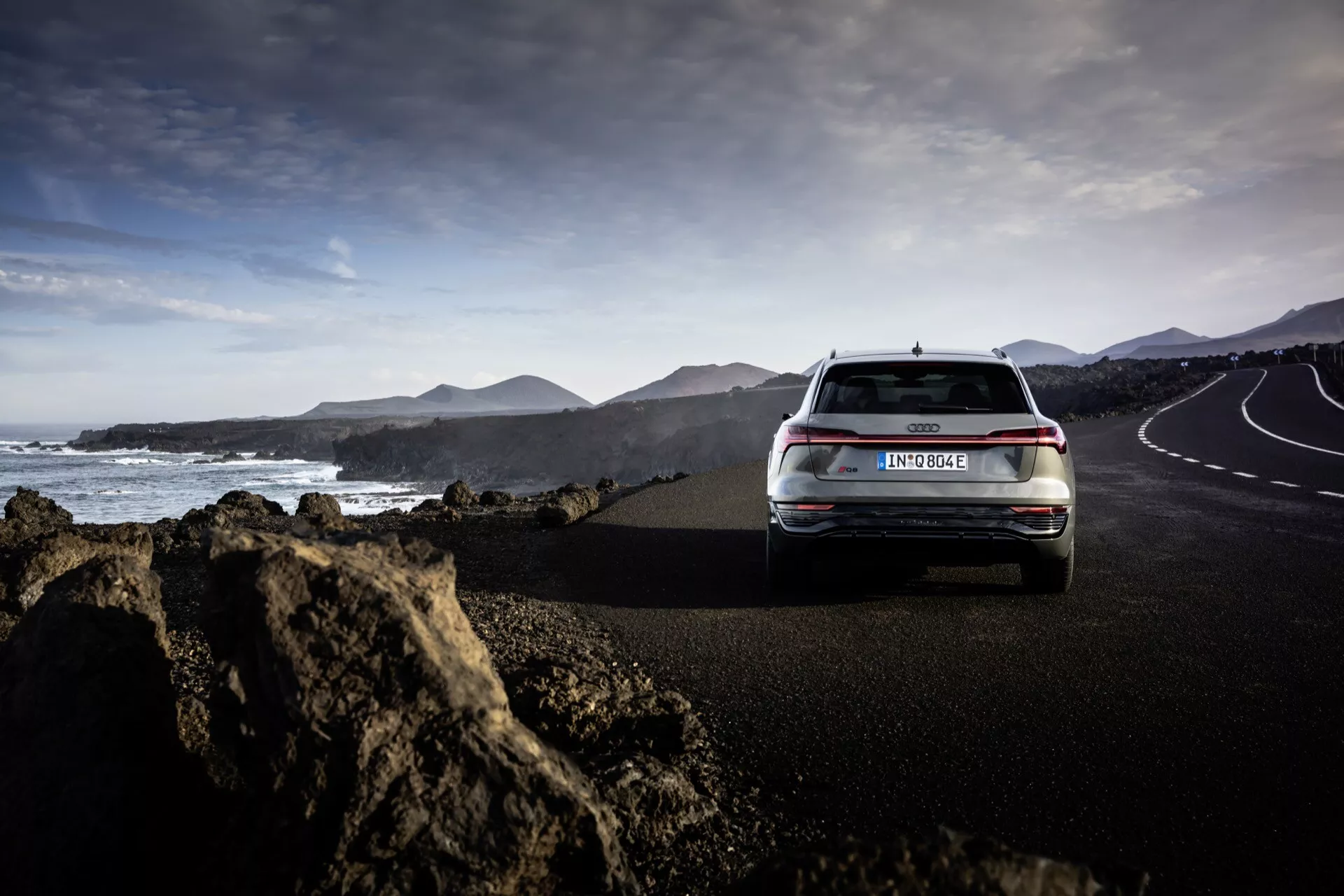 Audi Q8 e-tron 2023 v grafitovém provedení ukazuje svůj elegantní siluetu, pokročilé LED osvětlení a aerodynamický design