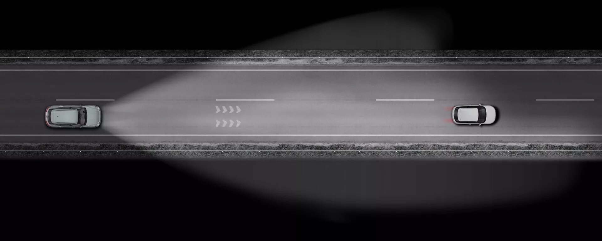 Audi Q8 e-tron 2023 zachycený z ptačí perspektivy ukazuje dva automobily na silnici se dvěma pruhy, ilustruje dynamický pohyb s technologií asistence řidiče a pokročilé funkce autonomního řízení v šerém osvětlení