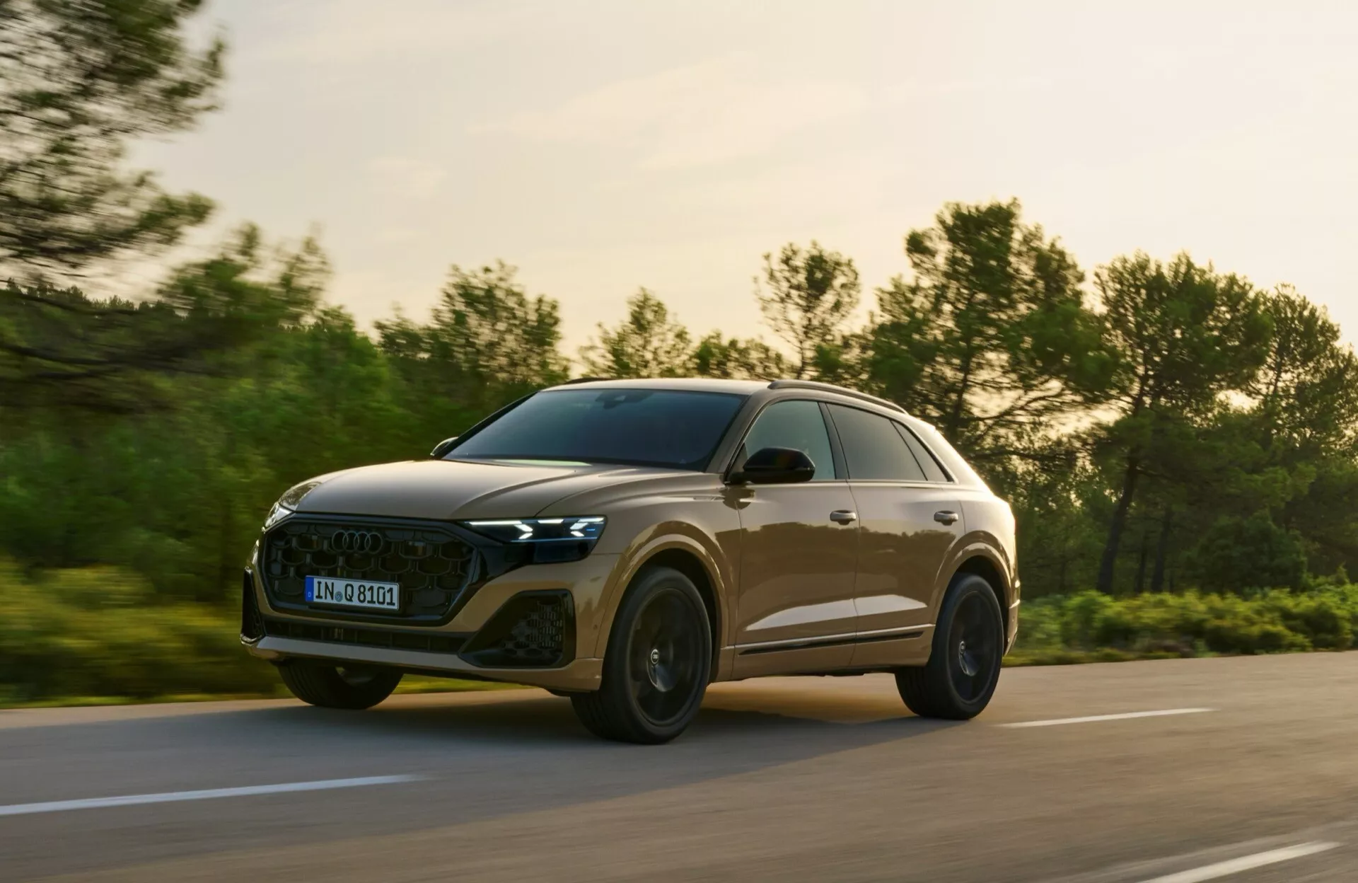 Audi Q8 2023 (4M Facelift) v dynamické pozici zdůrazňující jeho elegantní design a pokročilé funkce