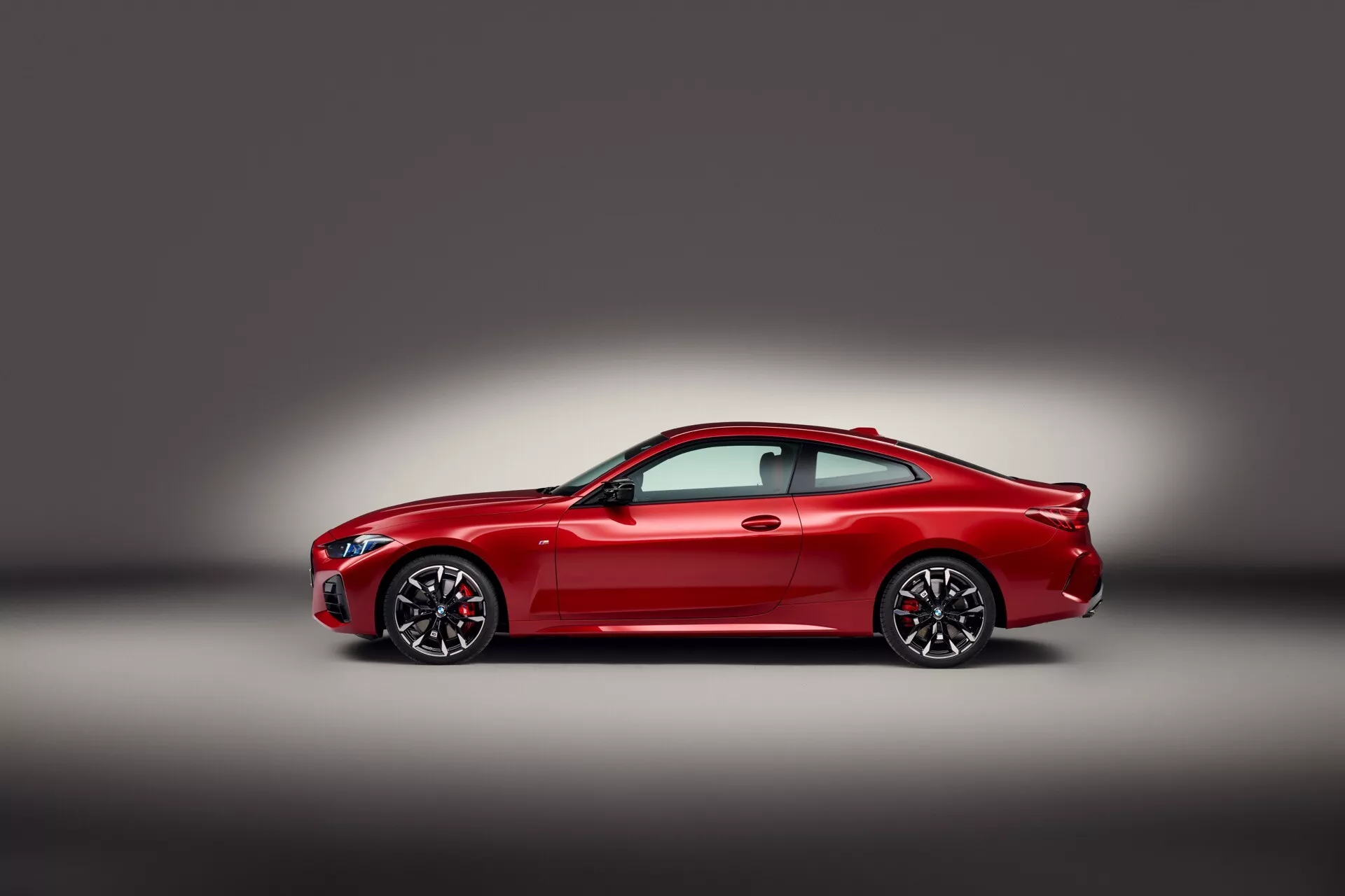 Facelift BMW řady 4 2024 (G22-G23-G26-G82-G83) prezentující aktualizovaný exteriérový design a nové funkce
