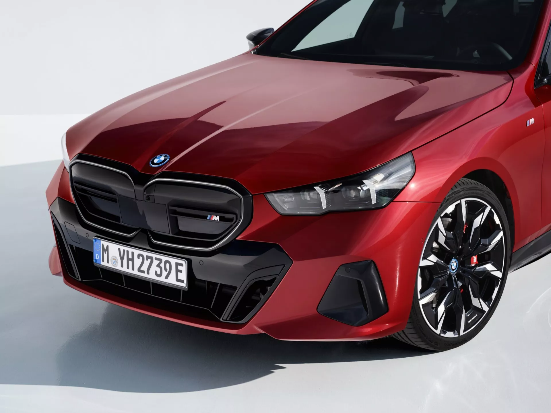 BMW řady 5 2023 (G60-G61) ukazující svůj sofistikovaný design a nejnovější funkce
