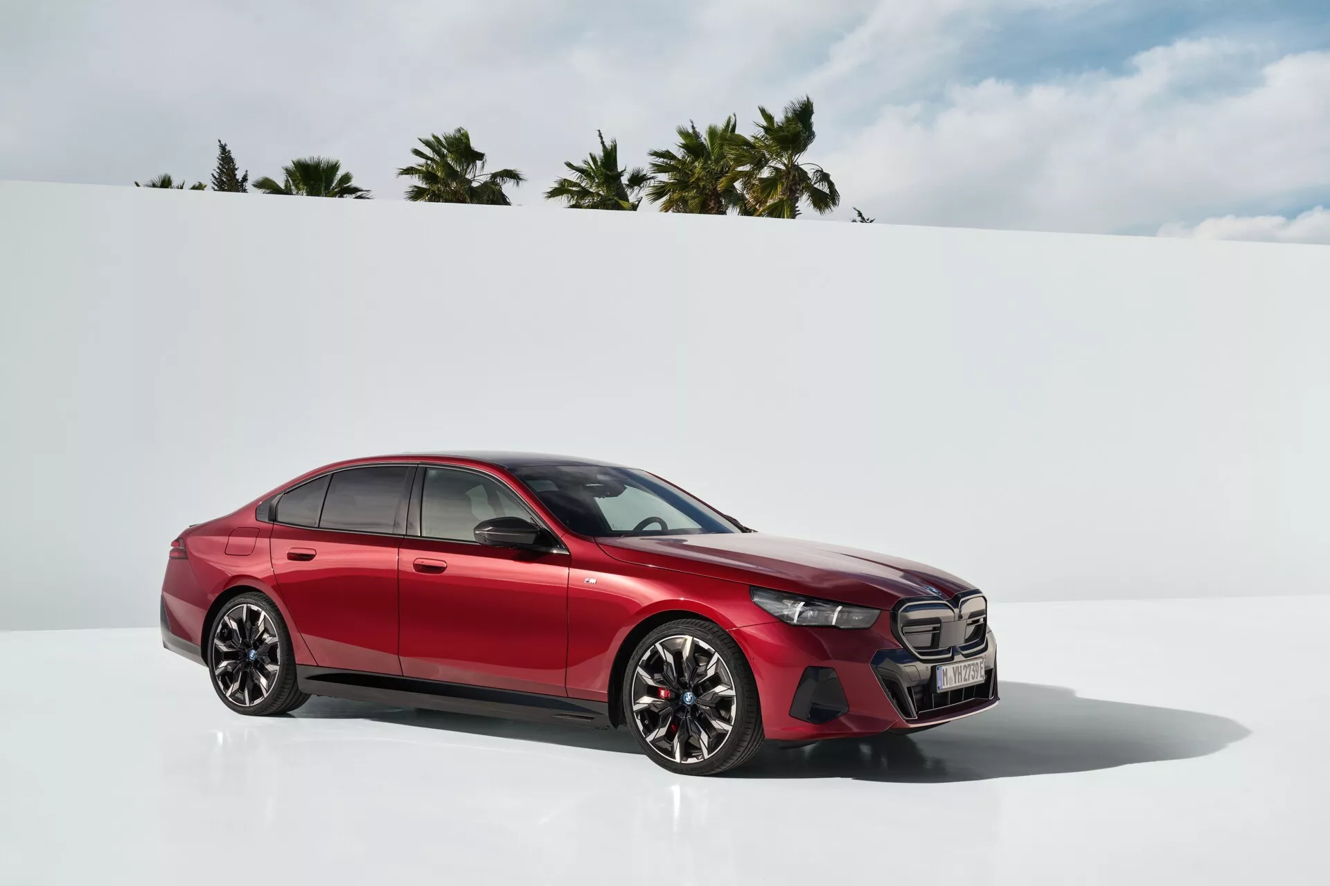 BMW řady 5 (G60-G61) 2023 předvádí svůj elegantní design, pokročilé technologické funkce a výkonný výkon v moderním městském prostředí