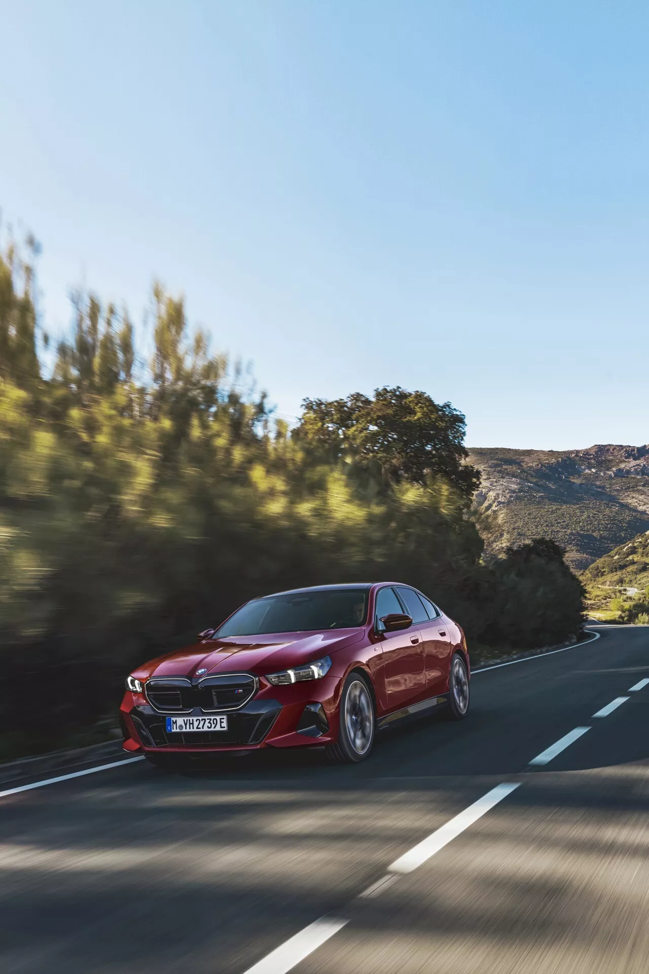 Model BMW řady 5 2023 G60-G61 v elegantní stříbrné barvě předvádějící pokročilé designové a technologické funkce