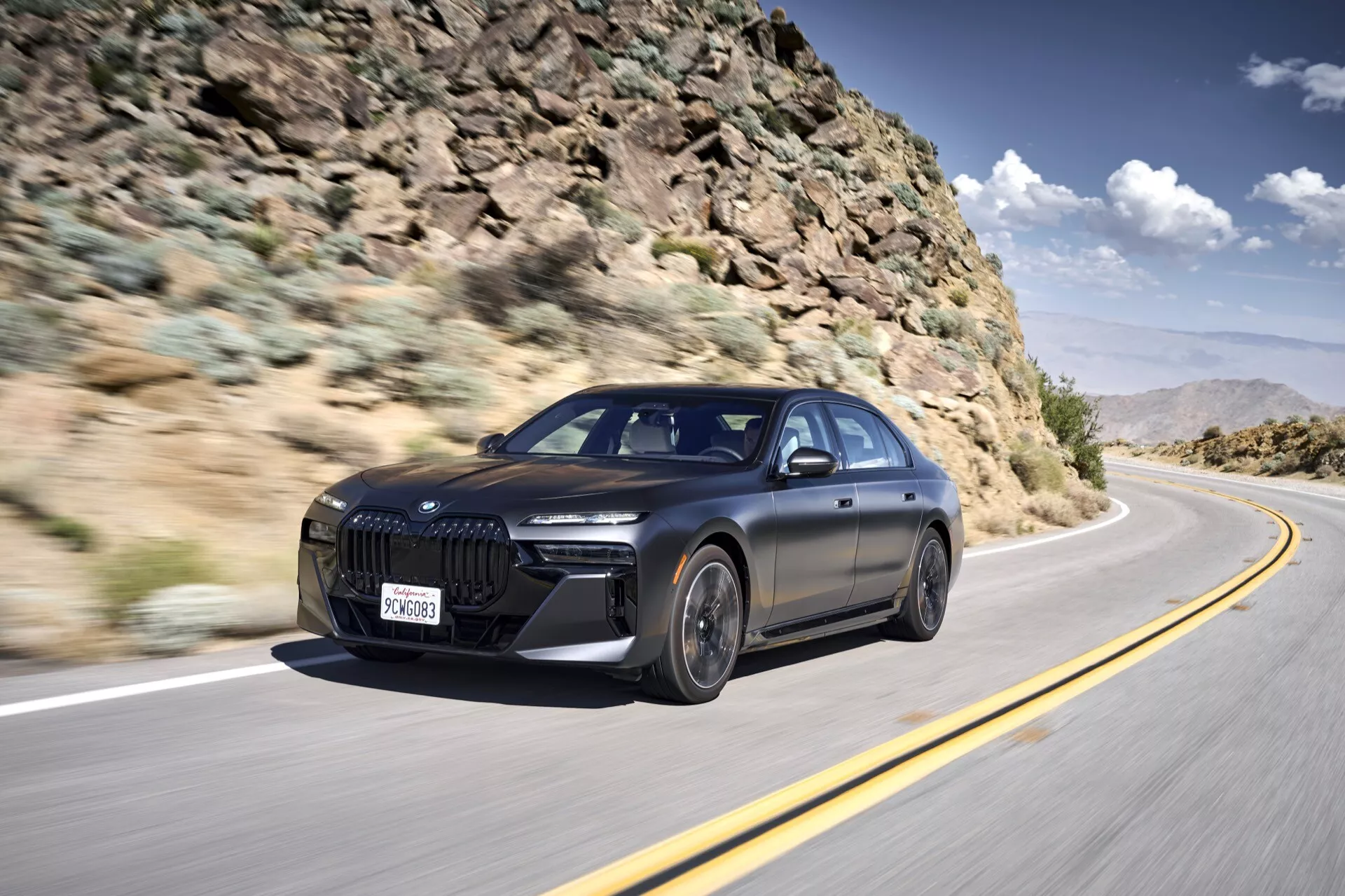 Model BMW i7 G70 pro rok 2022 předvádí svůj elegantní vnější design, inovativní osvětlovací systém a moderní luxusní dokončení