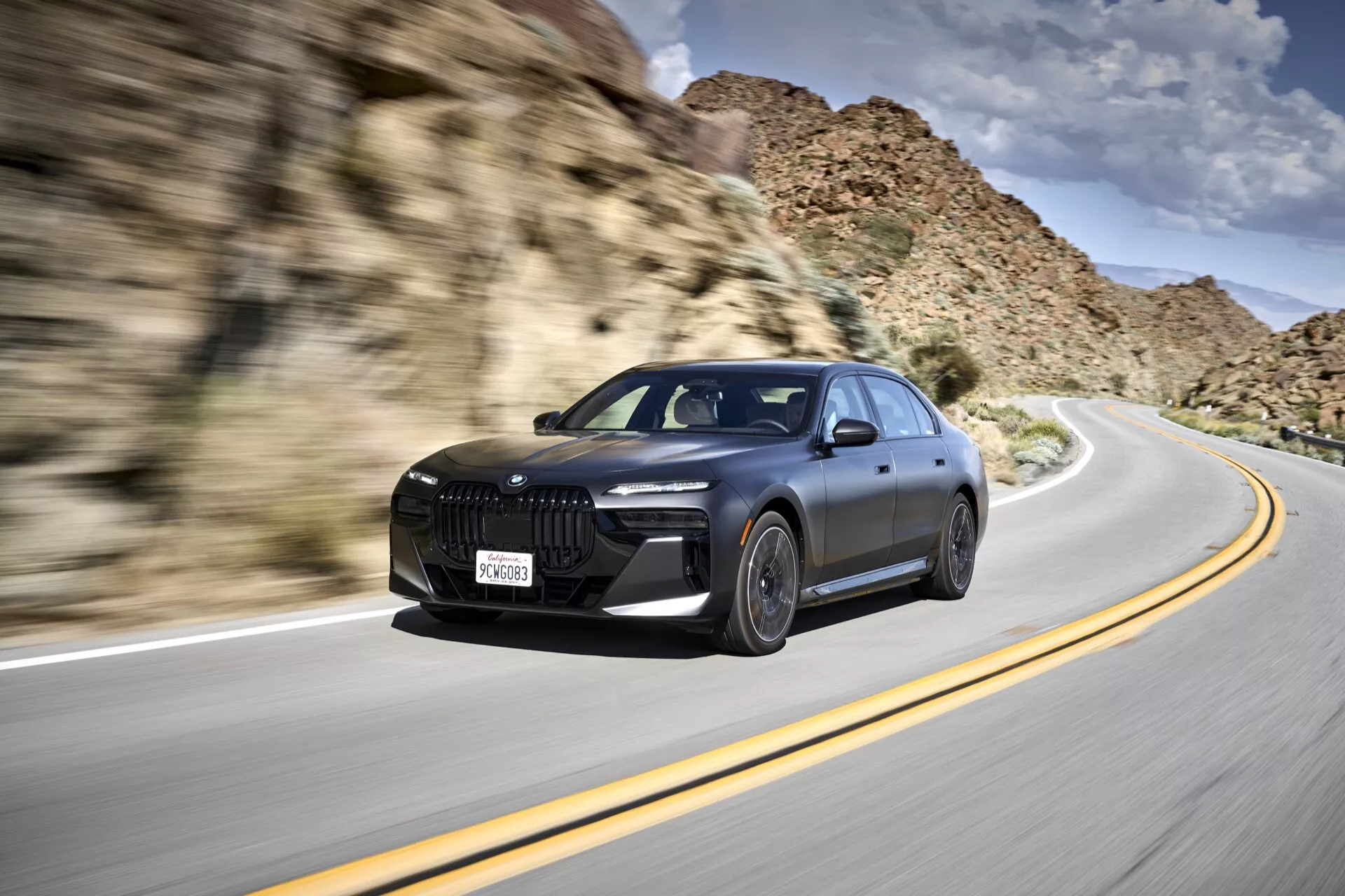 Model BMW i7 G70 z roku 2022 v elegantní černé barvě představující pokročilou technologii a luxusní vybavení