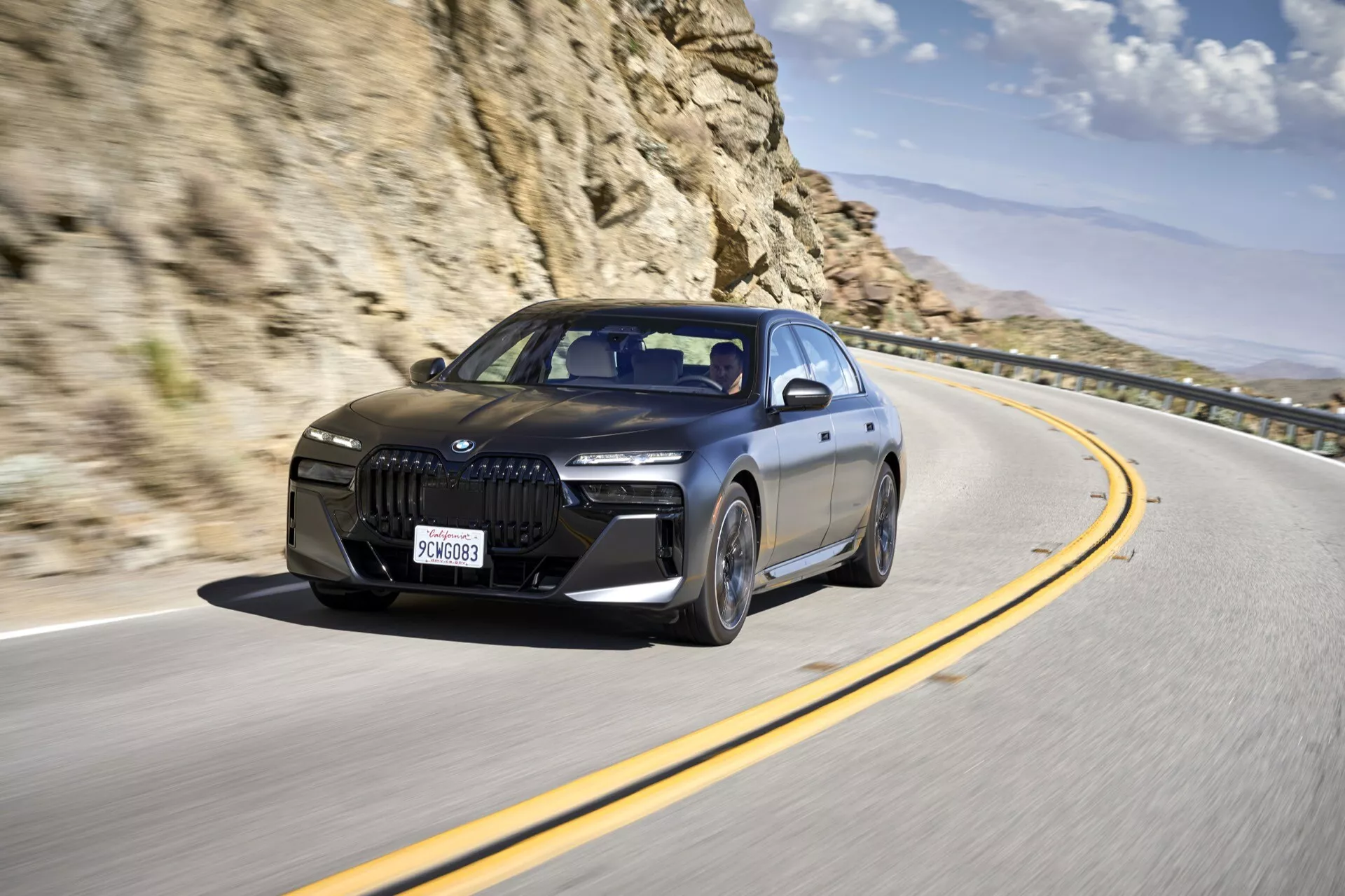 Model BMW i7 G70 z roku 2022 ve stříbrné barvě, předvádějící LED světelnou signaturu a futuristický design