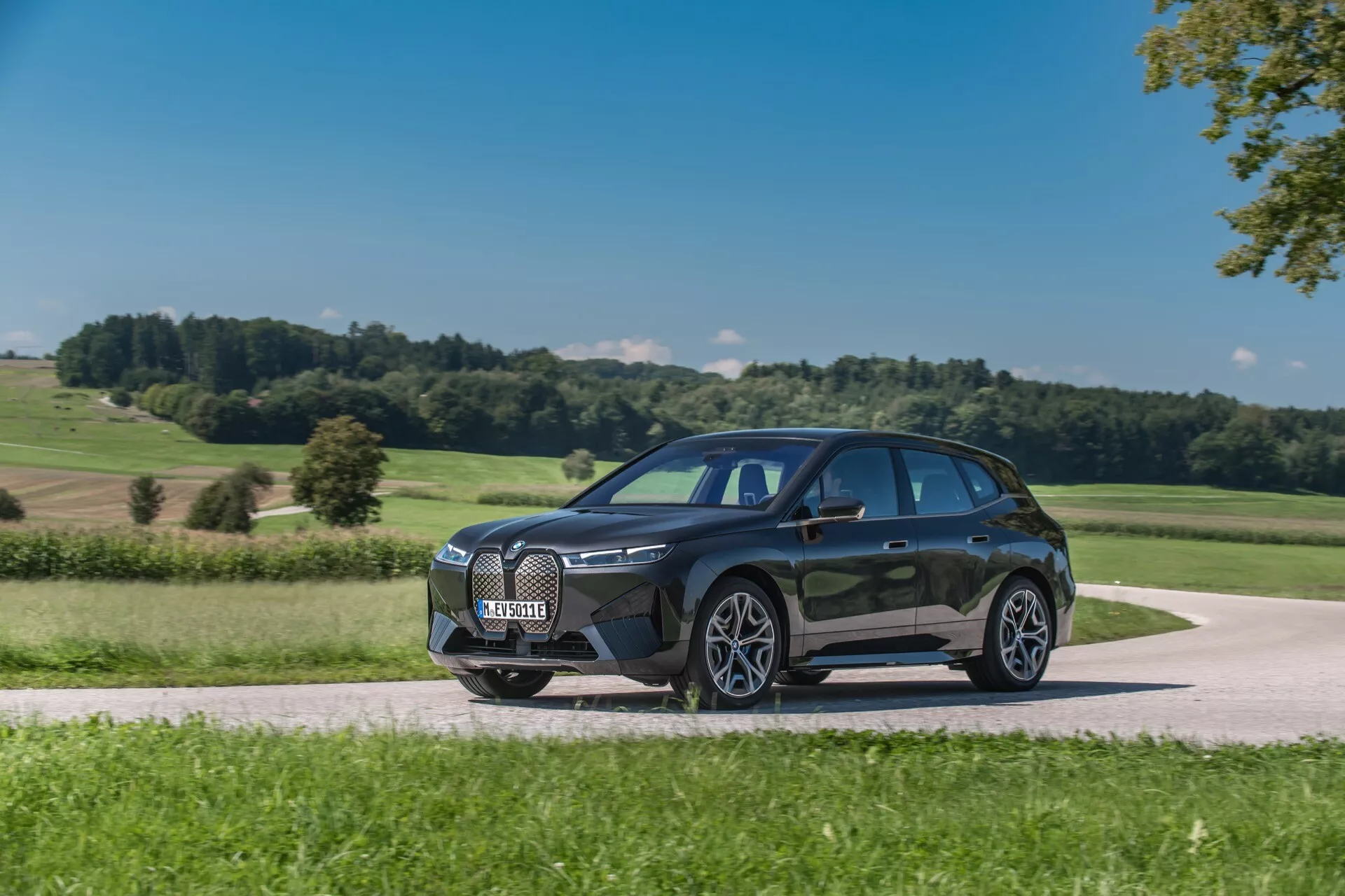 Model BMW iX i20 z roku 2021 v elegantním designu předvádějící svůj futuristický exteriér, elegantní linie a inovativní technologie