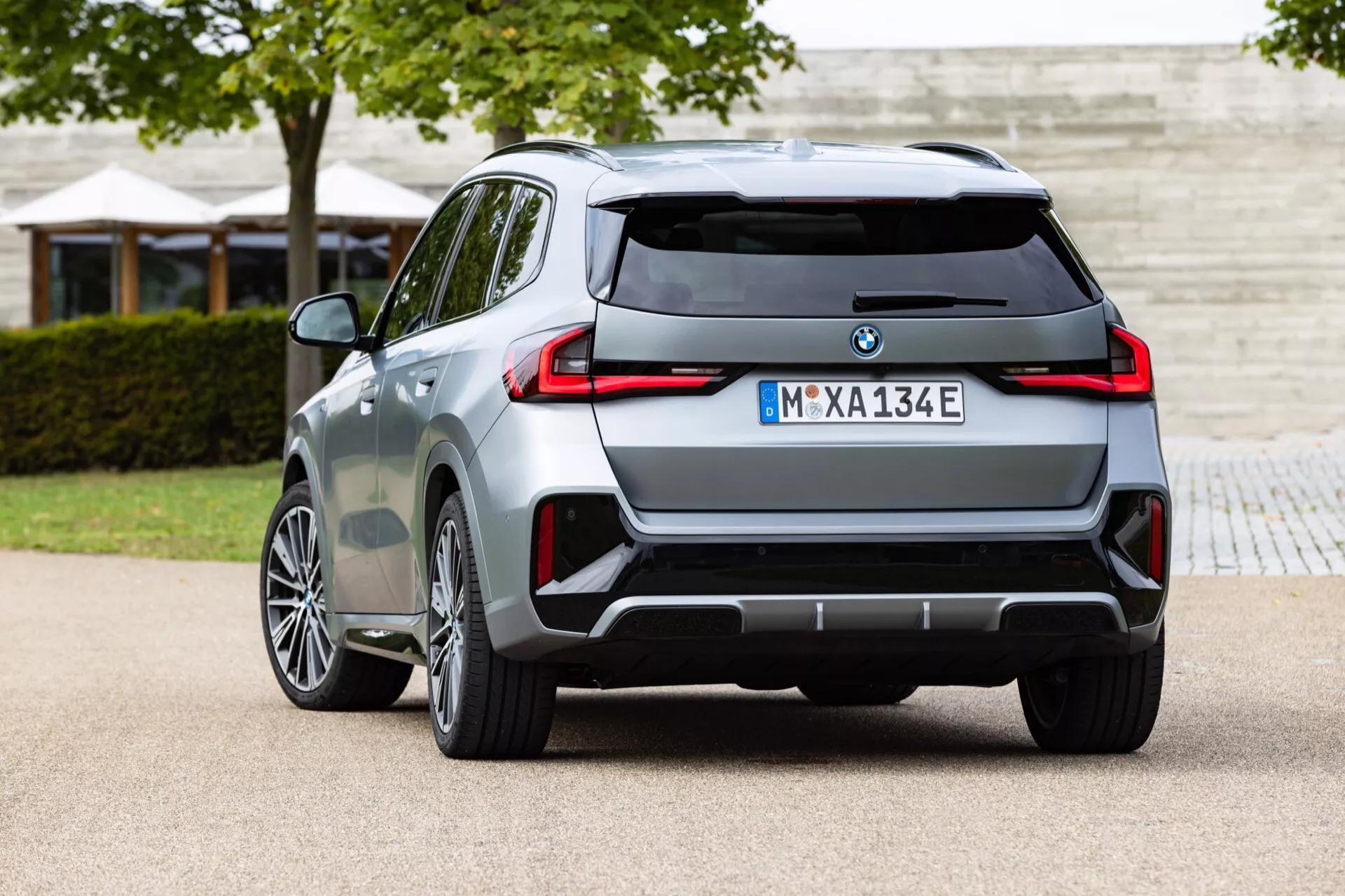 Přední pohled na BMW iX1 2022 (U11) s elegantním designem, inovativním osvětlovacím systémem a aerodynamickou konstrukcí.