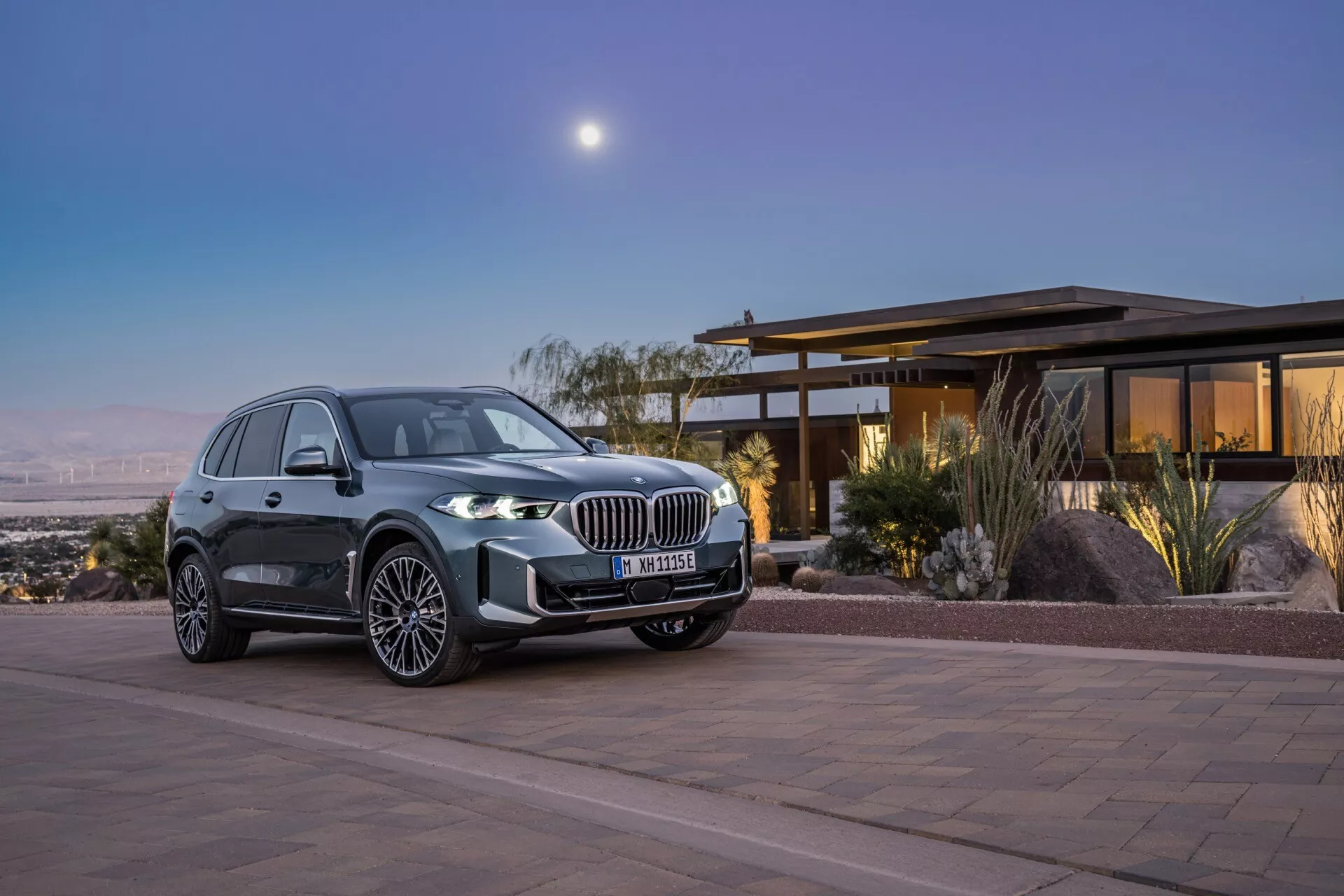 BMW X5 2023 (G05-F95-Facelift) předvádějící svůj elegantní design a moderní funkce