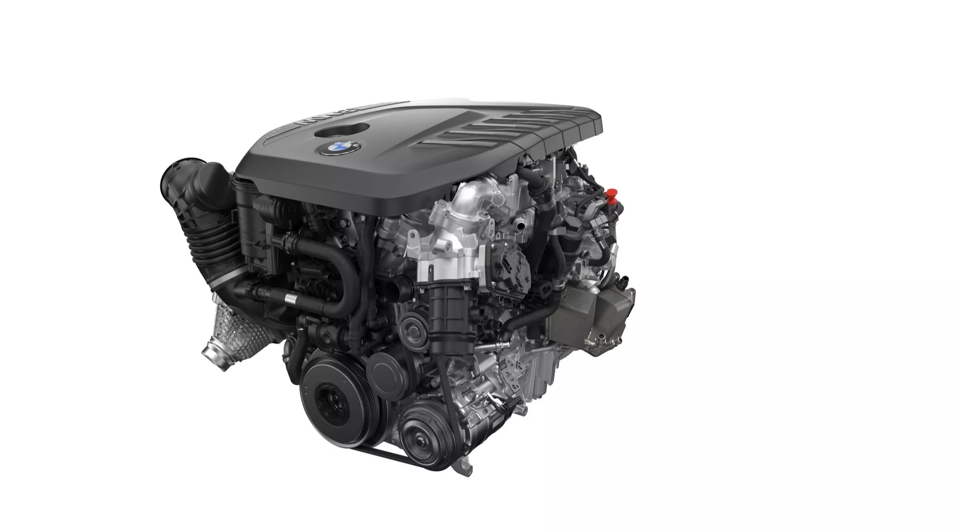 Detailní pohled na přeplňovaný motor BMW X7 2022 (G07-facelift) z pravé přední strany, zobrazující kryt motoru, komponenty pohonu příslušenství včetně alternátoru a vodní čerpadla, různé hadice a svazky kabelů, naznačující moderní technologii spalovacího motoru s prvkami kontroly emisí, izolovaný pro zdůraznění designu a výkonnostních rysů motoru.