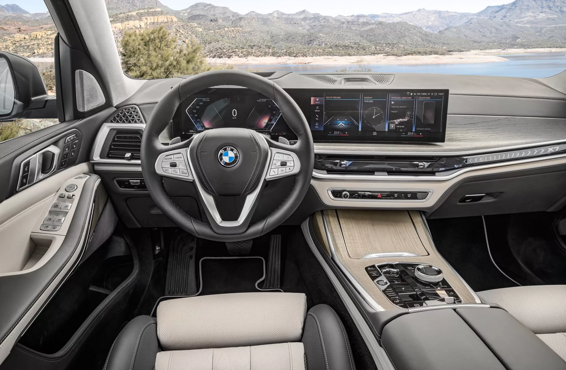 Interiér BMW X7 z roku 2022 (G07-Facelift) se zaměřením na oblast řidiče a středovou konzolu s digitálním kokpitem a multifunkčním volantem