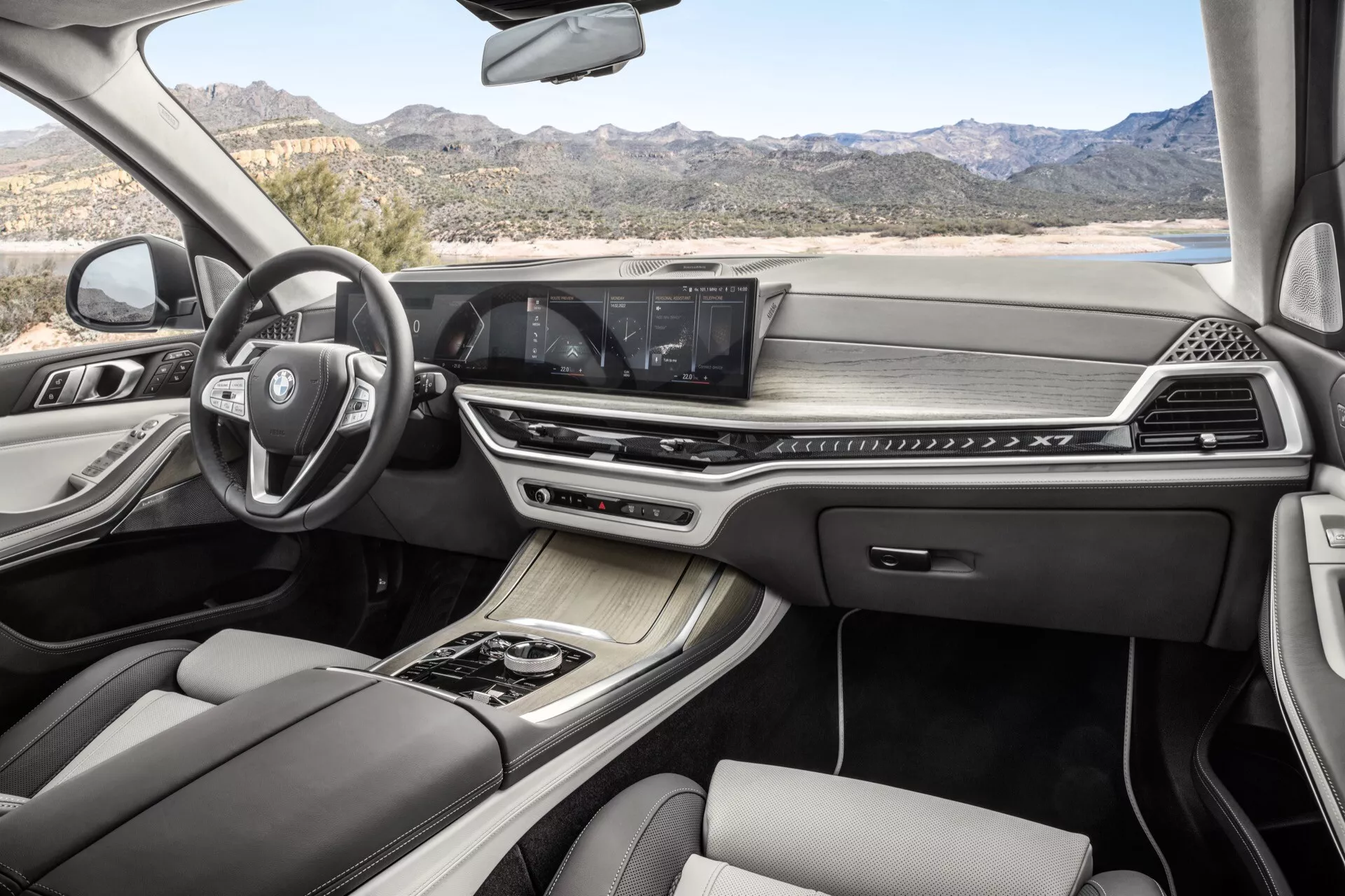 Interiér BMW X7 2022 (G07-facelift) s multifunkčním volantem, pokročilým infotainment systémem s dotykovou obrazovkou, dvouzónovou klimatizací, elegantní automatickou pákou, luxusními sedadly z kůže se zdobným prošíváním a panoramatickou střechou