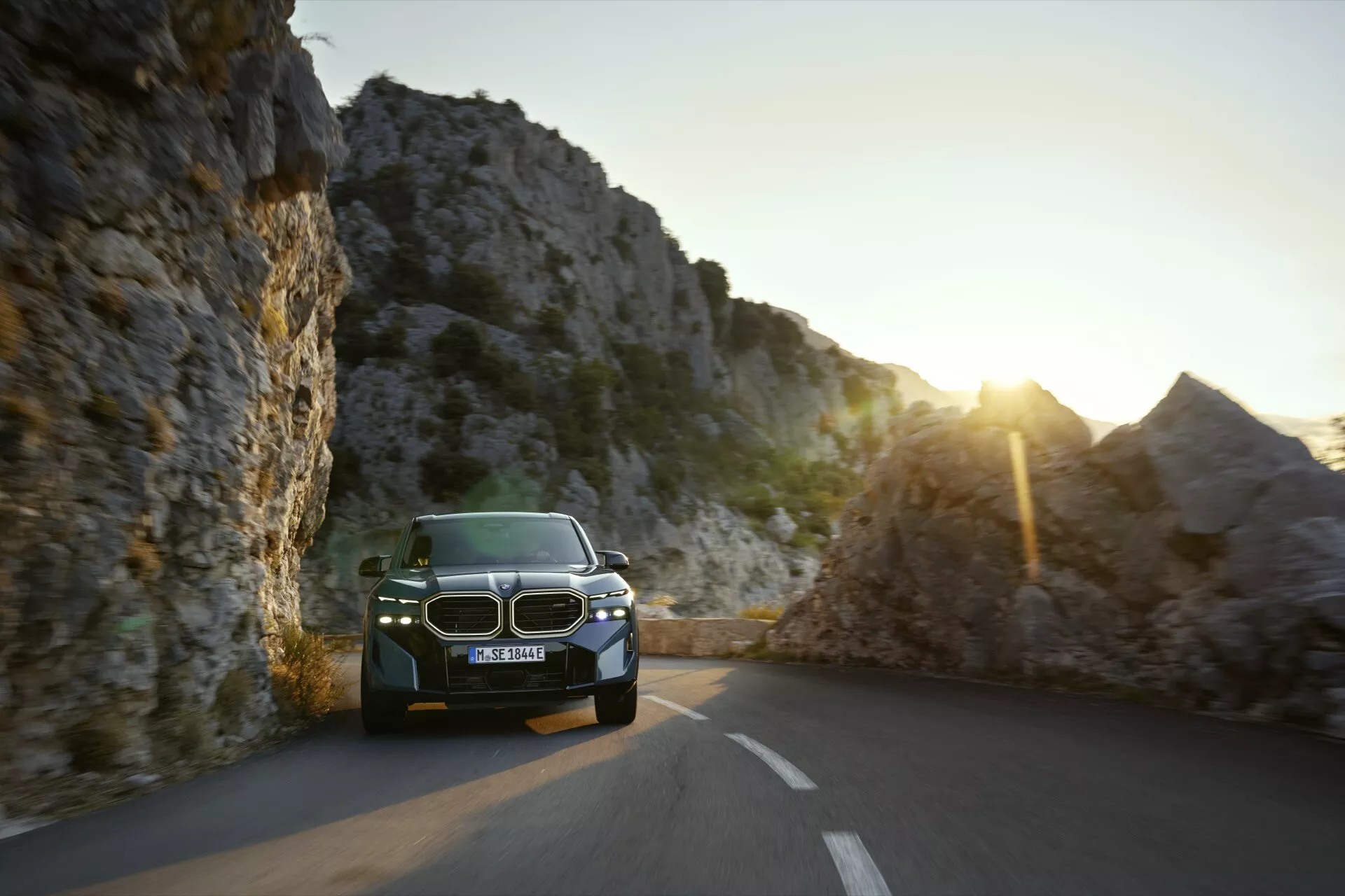 BMW XM (G09) 2023 předvádějící svůj elegantní design, inovativní hybridní technologii a luxusní interiér