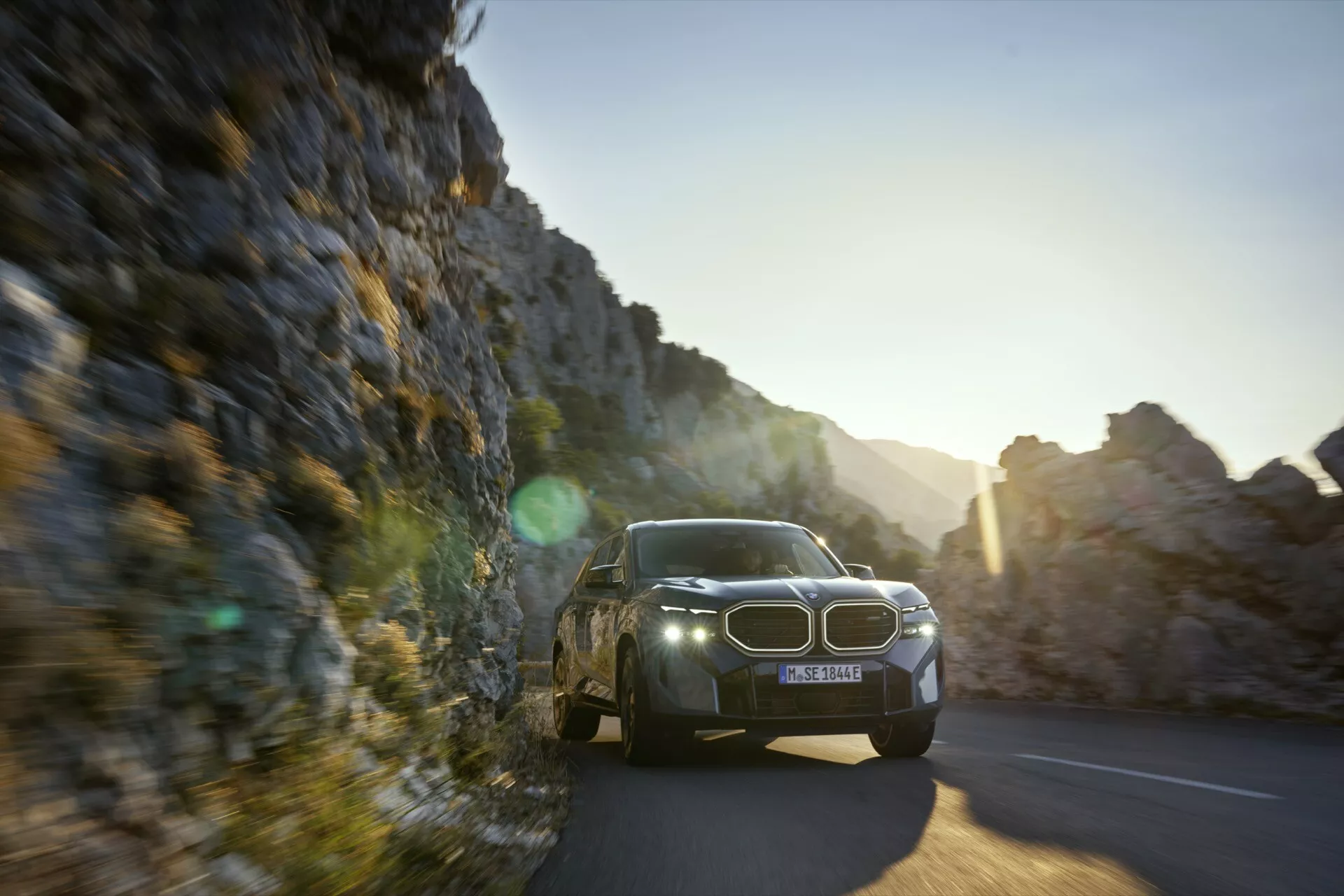 BMW XM (G09) 2023 v elegantní černé barvě, parkované venku, předvádějící svůj úhlový design, LED světlomety a velkou ledvinovitou masku